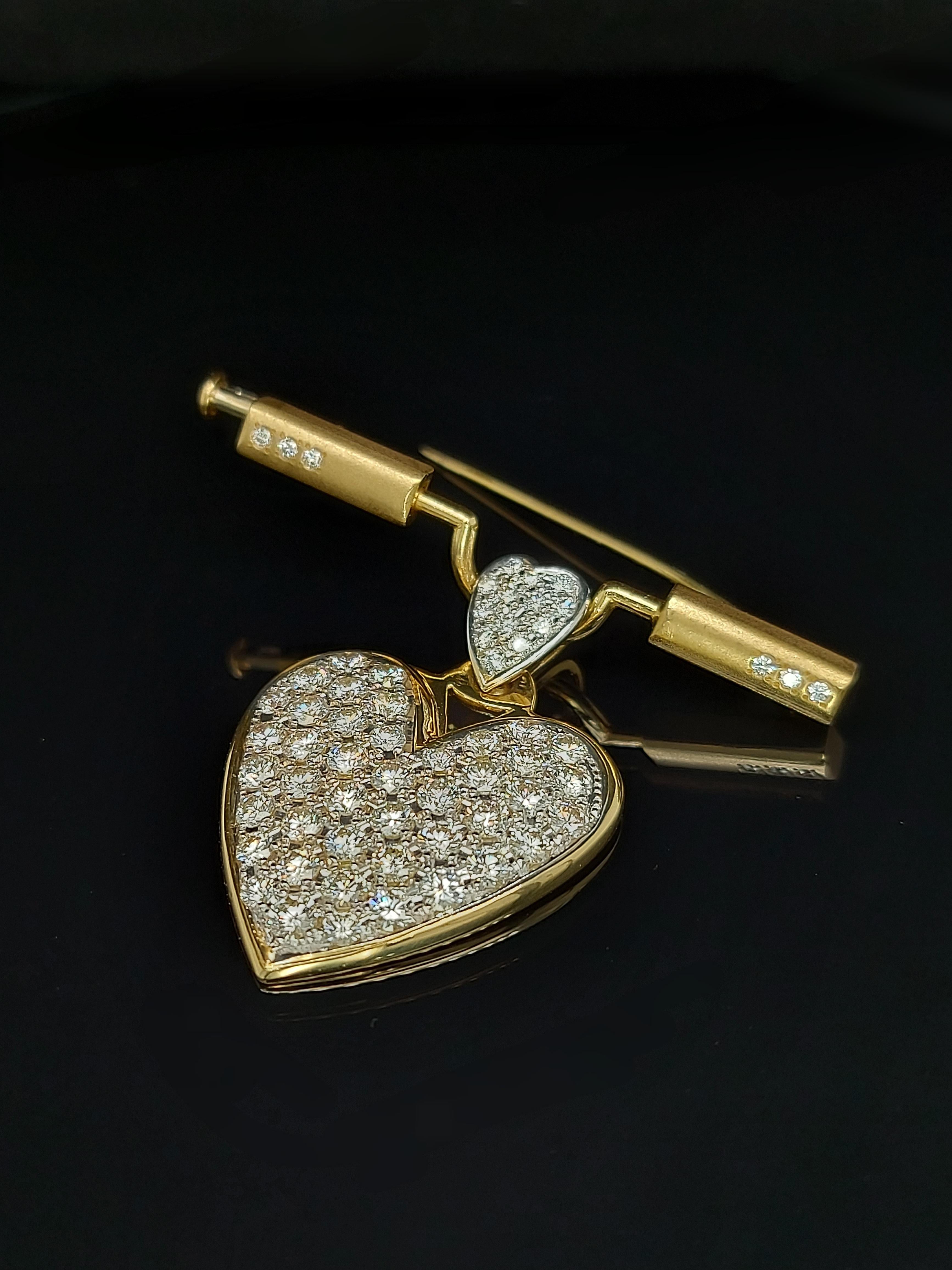 Brilliant Cut Yellow Gold Brooch with Diamond Heart Pavé Set Diamonds Dangling Down For Sale