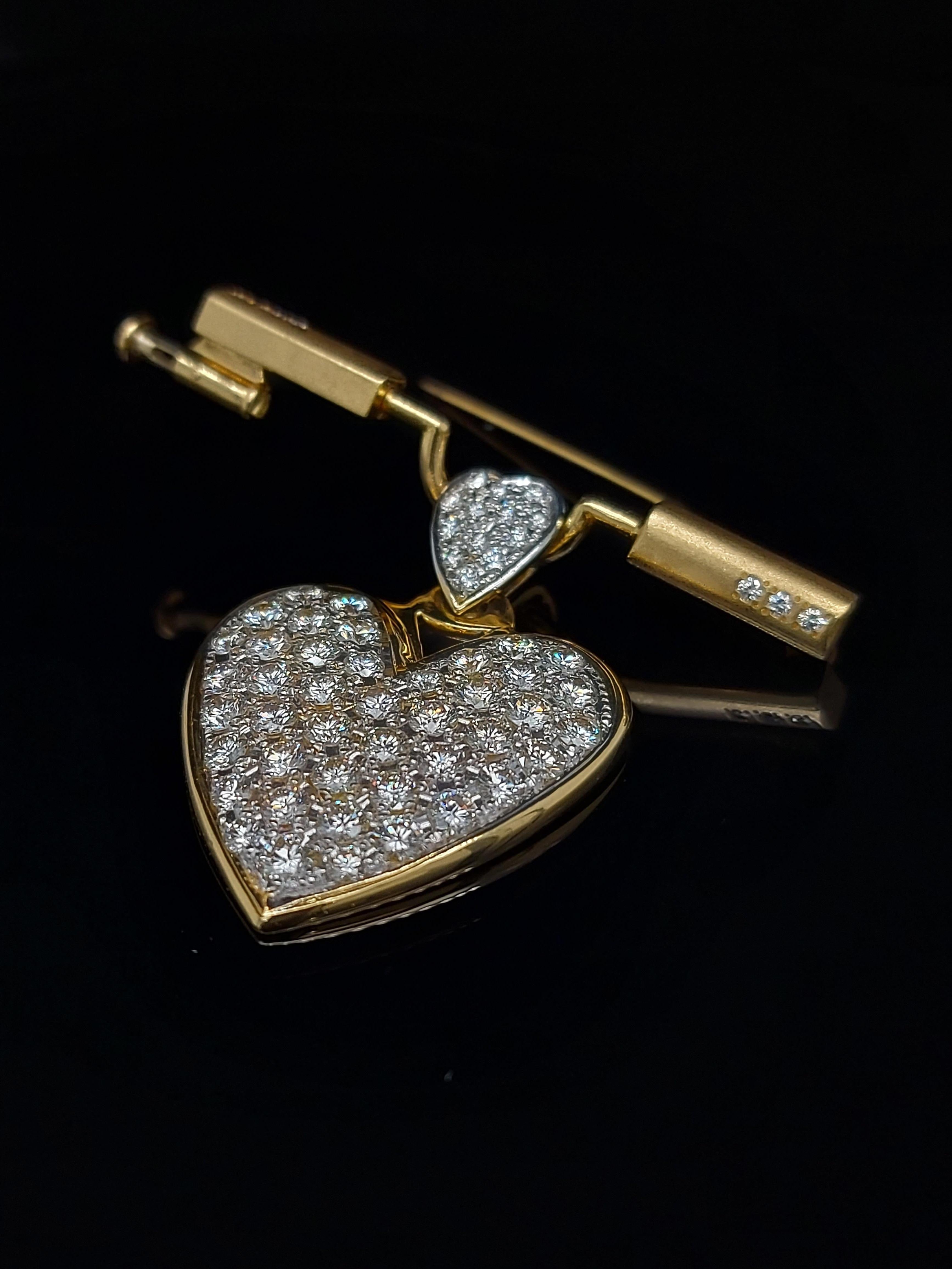 Yellow Gold Brooch with Diamond Heart Pavé Set Diamonds Dangling Down In Excellent Condition For Sale In Antwerp, BE