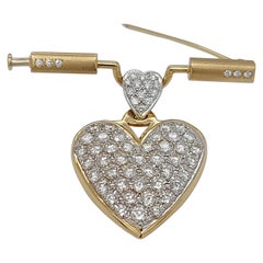 Gelbgold-Brosche mit Diamanten im Herz-Pavé-Fassung, die nach unten baumelt