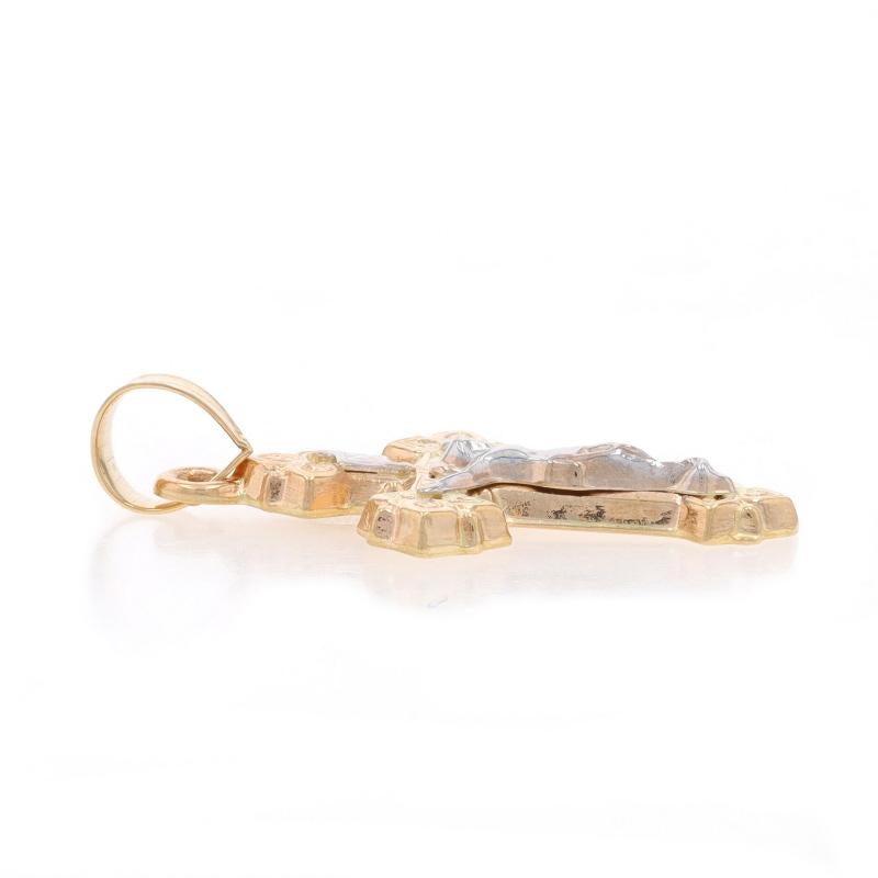 Ciondolo con crocifisso in oro giallo - Croce di fede 14k In condizioni ottime in vendita a Greensboro, NC