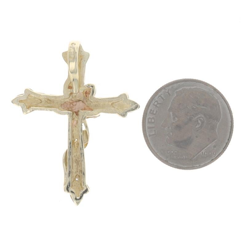 Pendentif croix fleurie en or jaune 14k Faith Pour femmes en vente