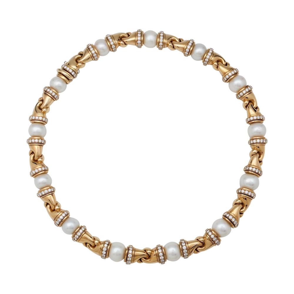 A 750/000 yellow gold Bulgari short necklace, “Passo Doppio” collection, made with thirteen semi-rigid links. Each of them is centred with a cultured, white and round pearl shouldered with brilliant cut diamonds lines. Invisible clasp.
Total weight