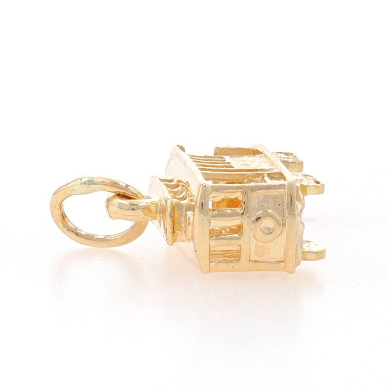 Yellow Gold Cable Car Charm - 14k Travel Souvenir In Excellent Condition For Sale In Greensboro, NC