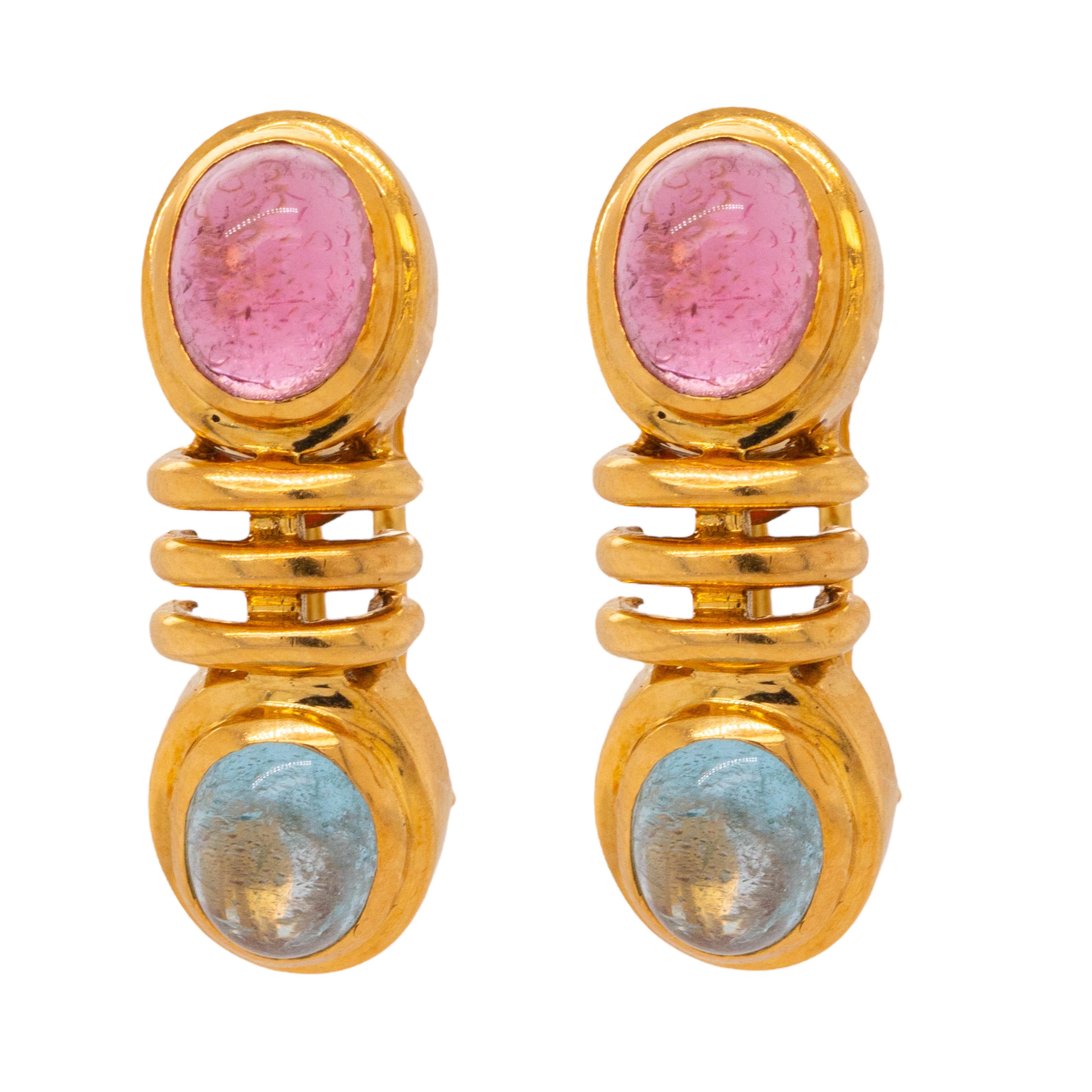 Ces luxueuses boucles d'oreilles Omega Back en or jaune 18 carats avec pierres cabochon sont un mélange intemporel d'élégance et de sophistication. Chaque boucle d'oreille est ornée d'une pierre précieuse en forme de cabochon, qui ajoute une touche