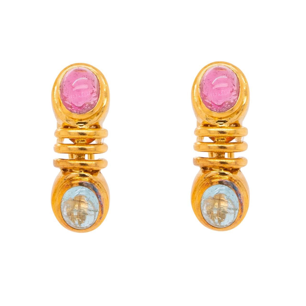 Estos lujosos Pendientes Omega de Oro Amarillo de 18 quilates con Cabujón de Piedra Preciosa son una mezcla atemporal de elegancia y sofisticación. Cada pendiente exhibe una impresionante gema cabujón, que añade un toque de color y una textura suave