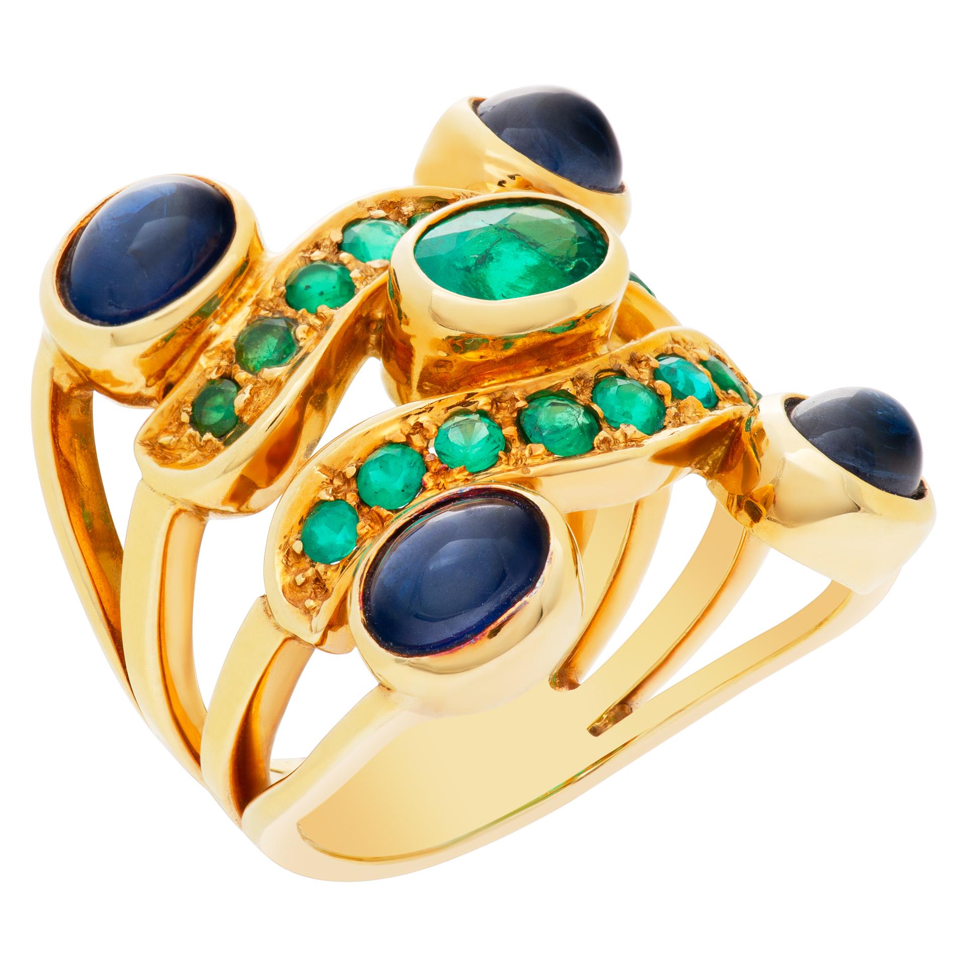Yellow gold cabochon sapphires and emerald ring In Excellent Condition For Sale In Surfside, FL