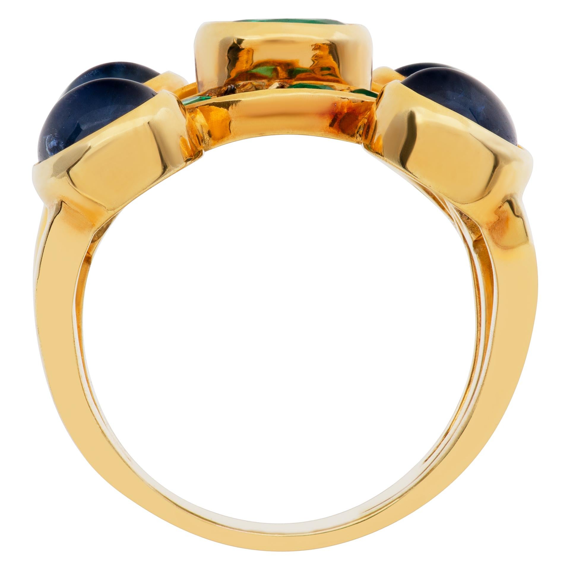Women's Yellow gold cabochon sapphires and emerald ring For Sale
