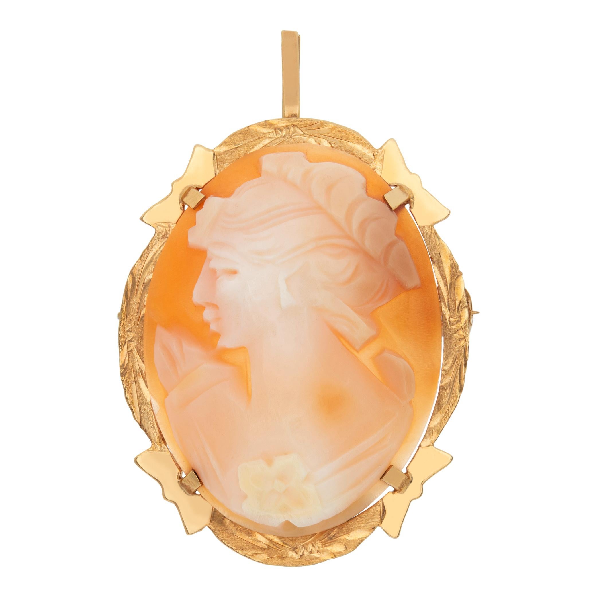 Yellow gold Cameo pin/pendnat, circa 1950's. For Sale
