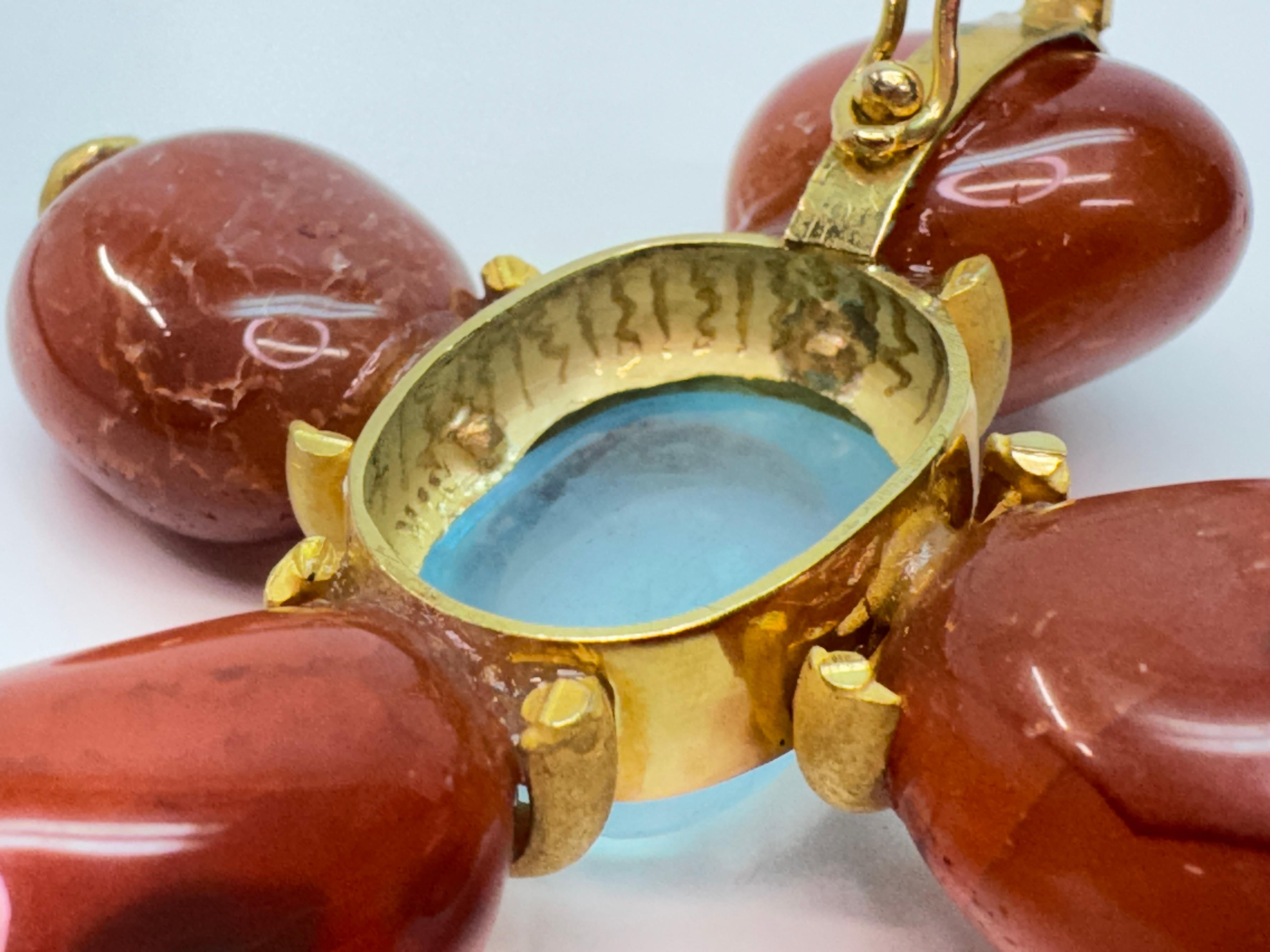 Pendentif croix en or jaune avec cornaline et aigue-marine en vente 4