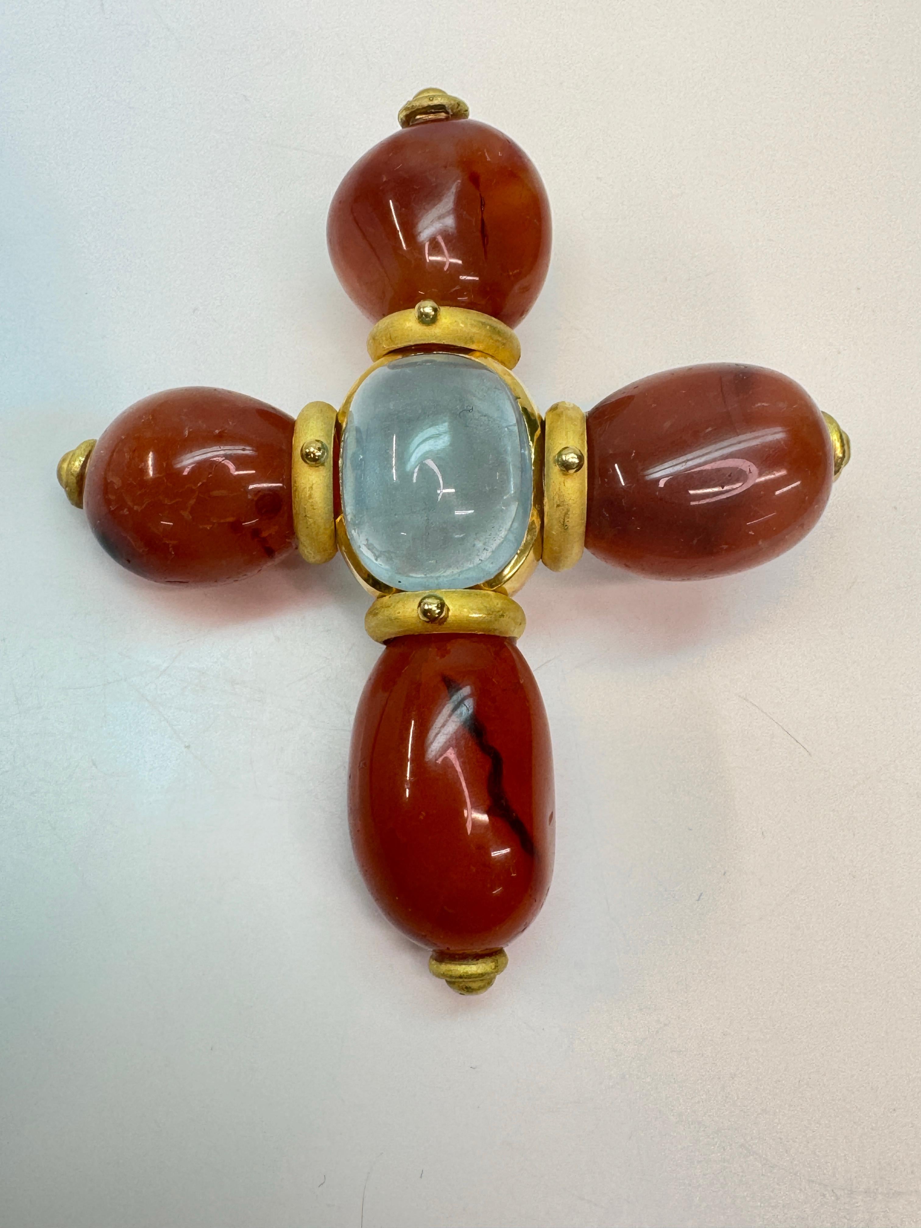 Pendentif croix en or jaune avec cornaline et aigue-marine en vente 5