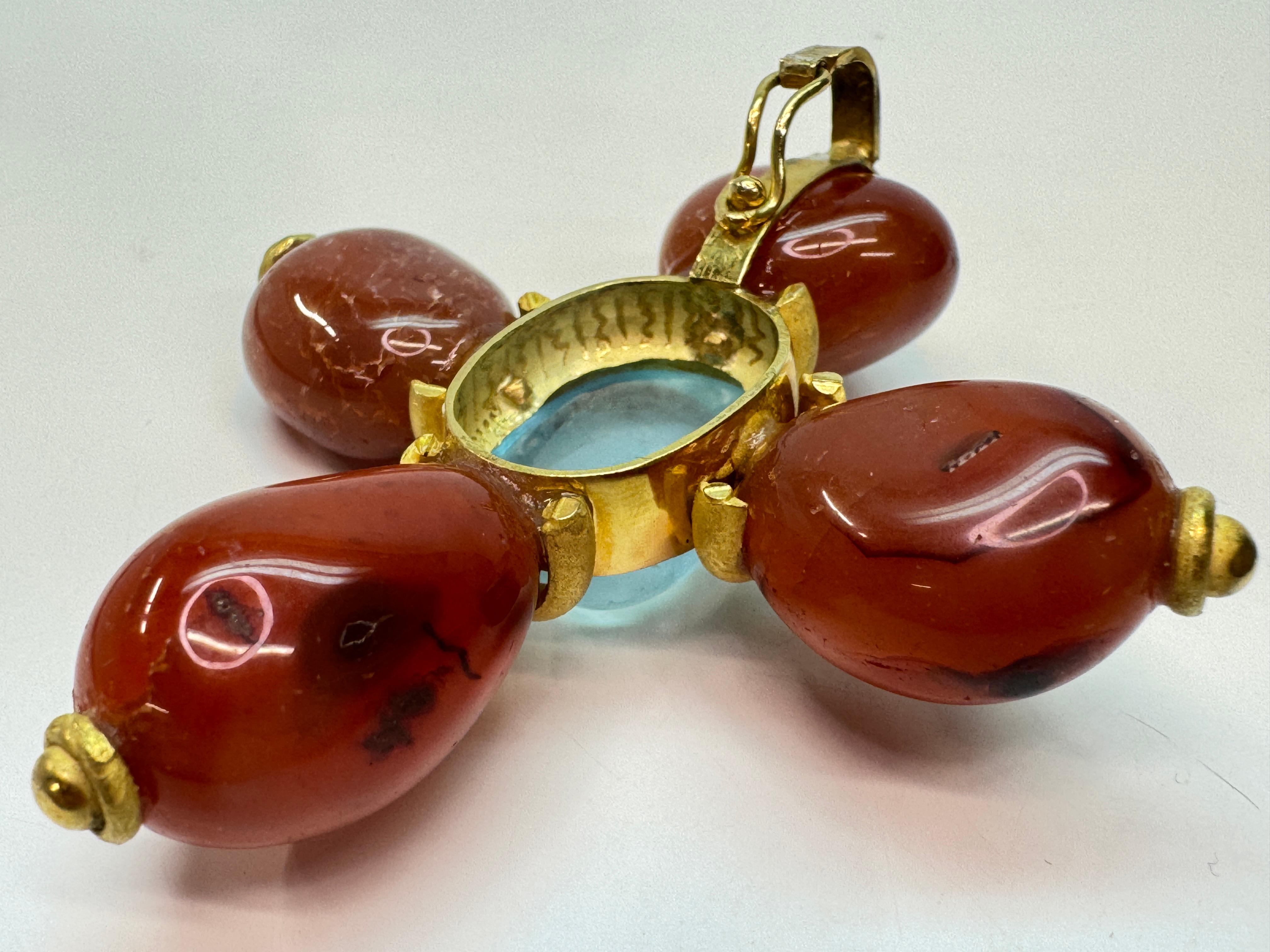 Pendentif croix en or jaune avec cornaline et aigue-marine en vente 2