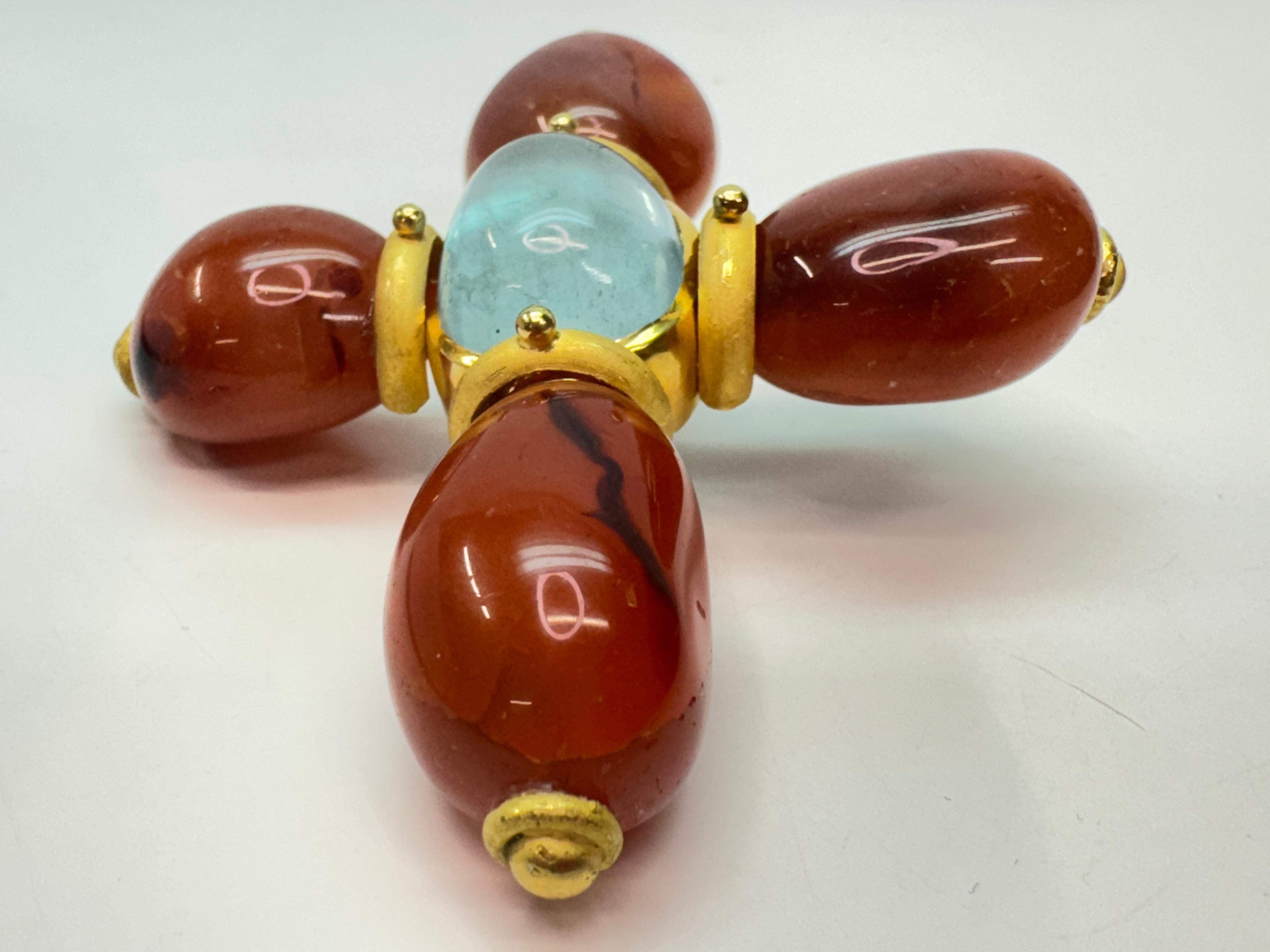 Pendentif croix en or jaune avec cornaline et aigue-marine en vente 3