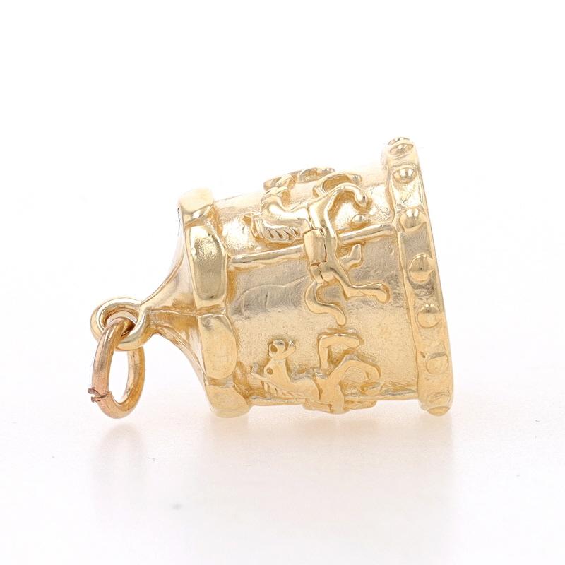 Yellow Gold Carousel Charm - 14k Merry-Go-Round Amusement Ride In Excellent Condition For Sale In Greensboro, NC
