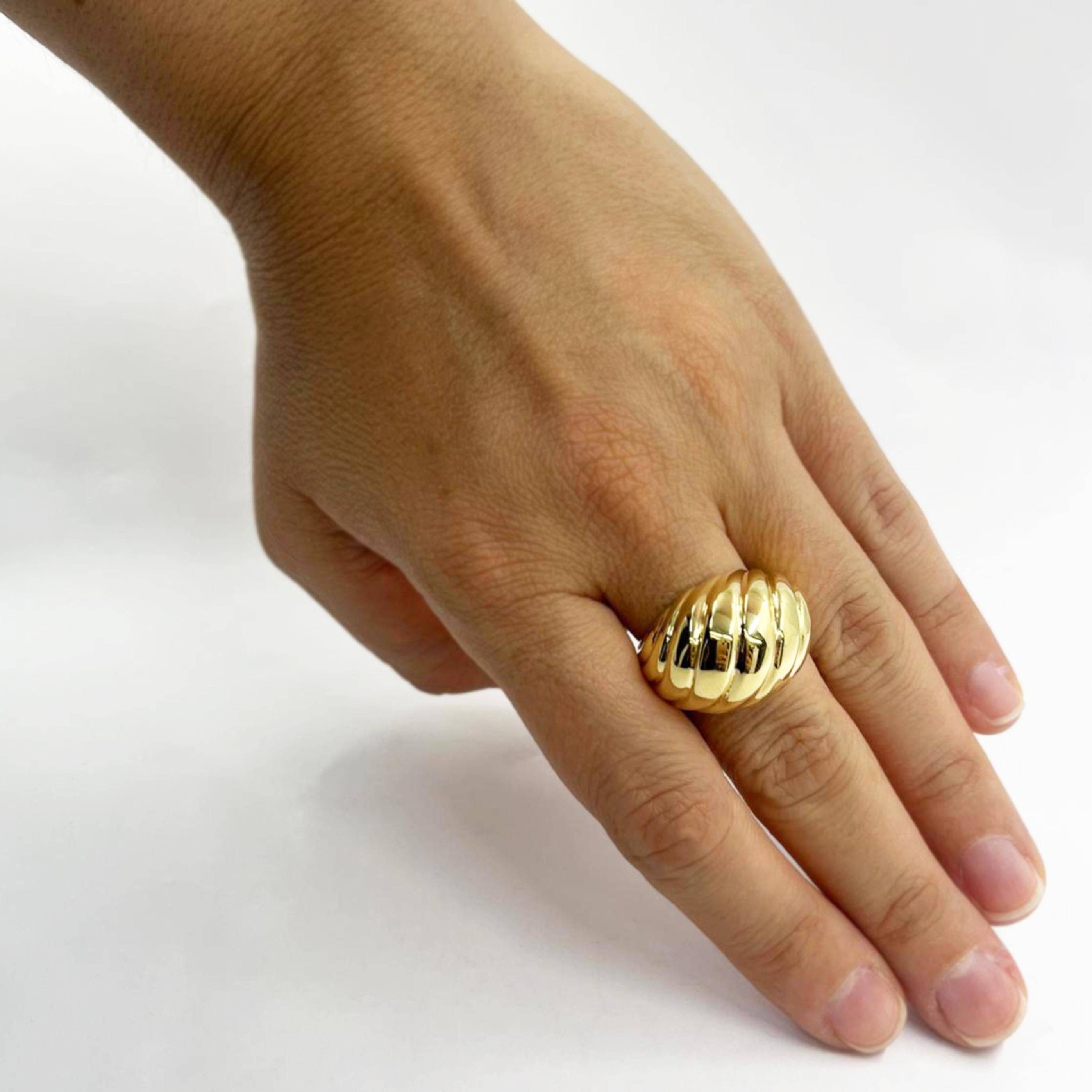 Anello a cupola in oro giallo 18 carati con design affusolato. Misura delle dita 7,5. Il peso finito è di 12,1 grammi. L'acquisto include una taglia su richiesta.