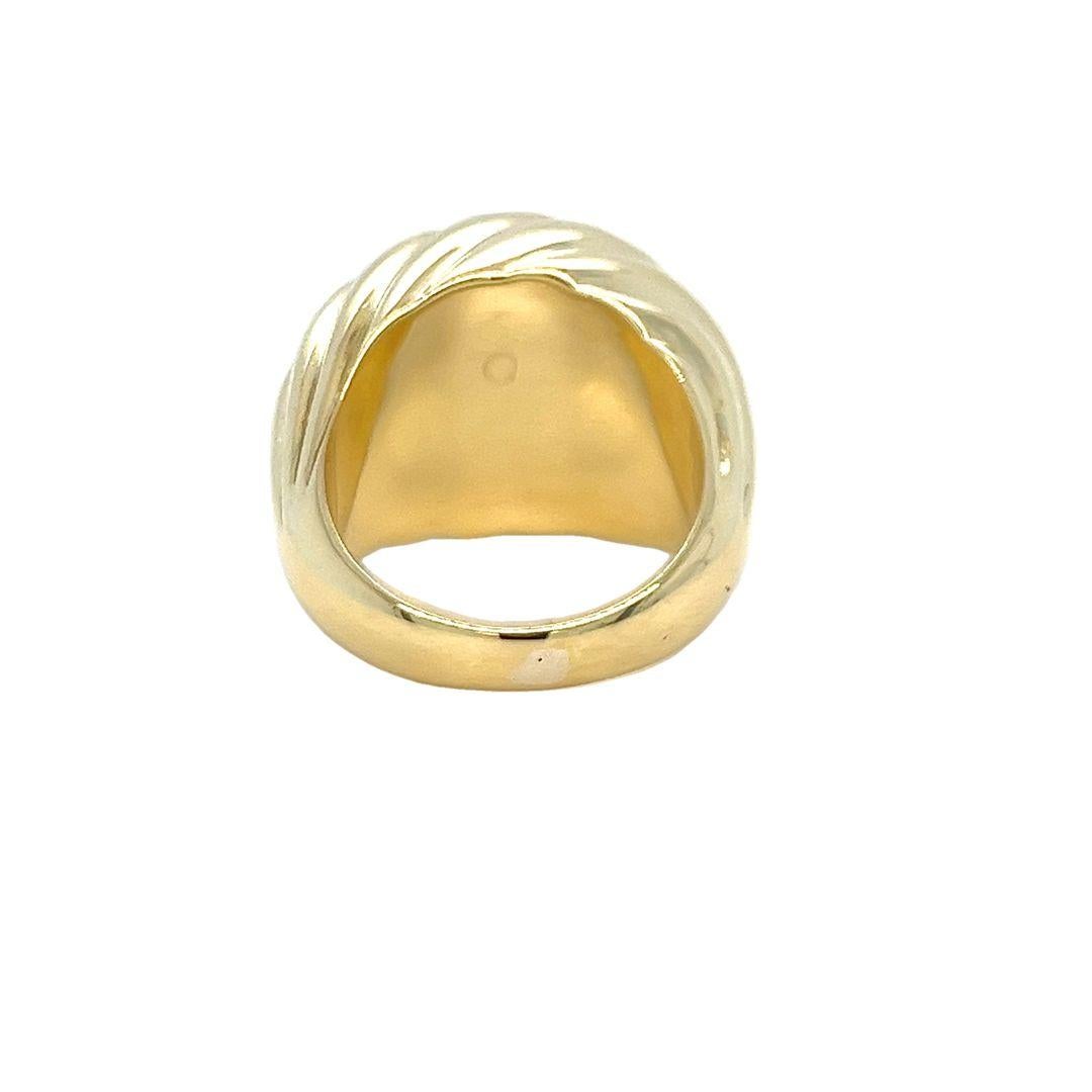 Anello a cupola intagliata in oro giallo in vendita 1