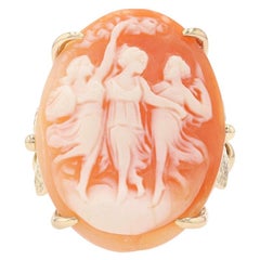 Bague cocktail en or jaune avec coquillage camée sculpté - 14k Three Graces Charities