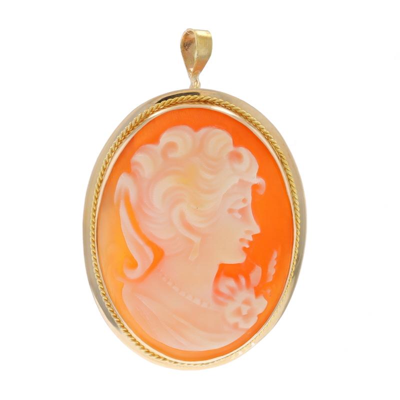 Époque : Vintage

Contenu du métal : Or jaune 14k

Informations sur les pierres

Camée en coquillage naturel sculpté

Thème : Camée
Caractéristiques : Convertible, décor texturé en corde le long du cadre

Mesures

Haut : 1 1/8
