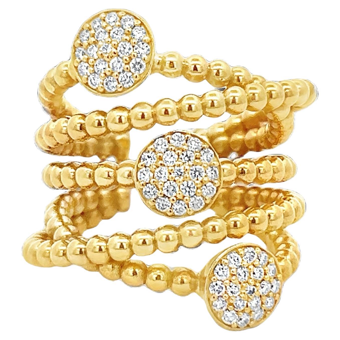 Bague en or jaune avec perles de caviar en vente