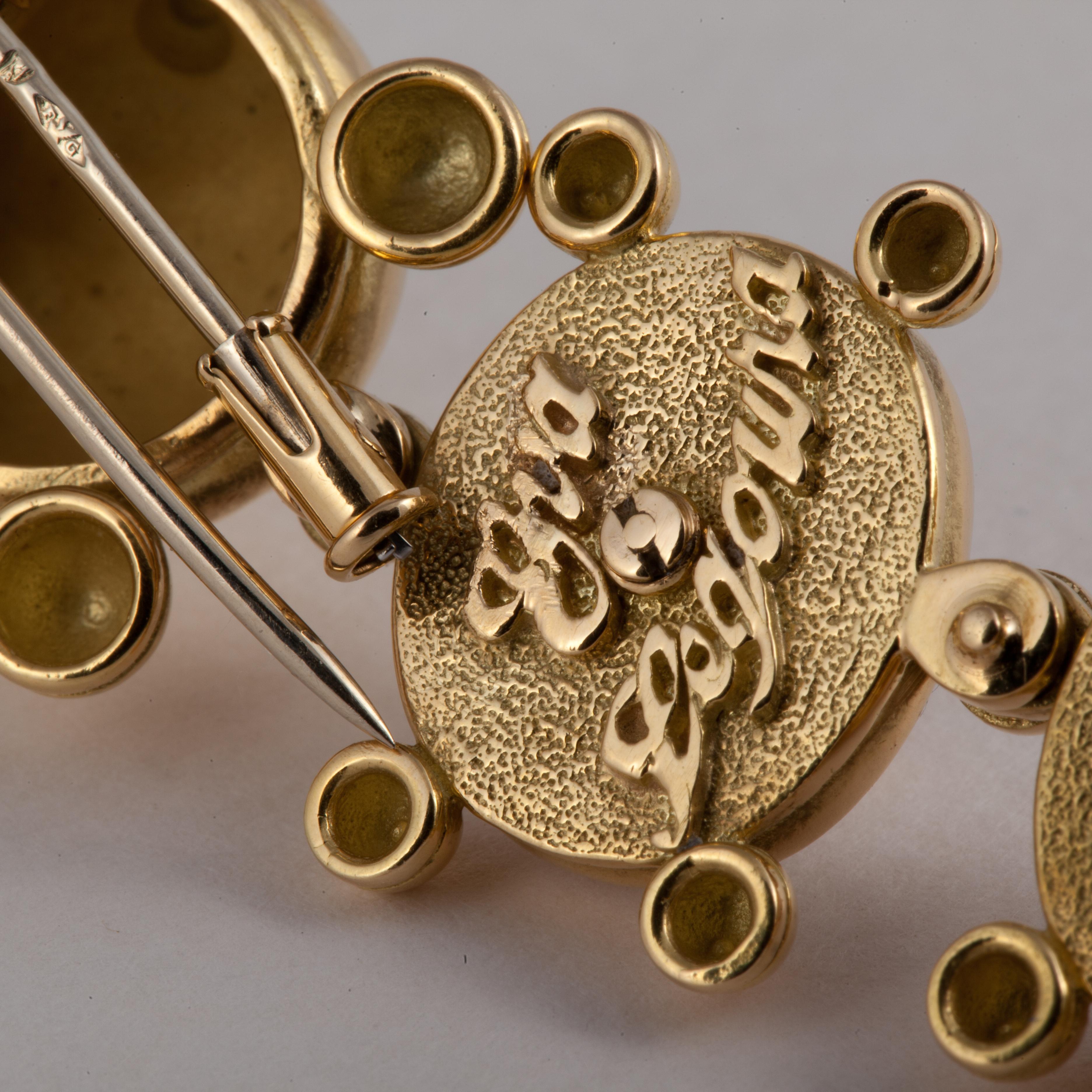 Nachlass Eva Legoura Brosche aus beweglicher Keramik und Rubin Centipede in 18 Karat Gold  für Damen oder Herren im Angebot