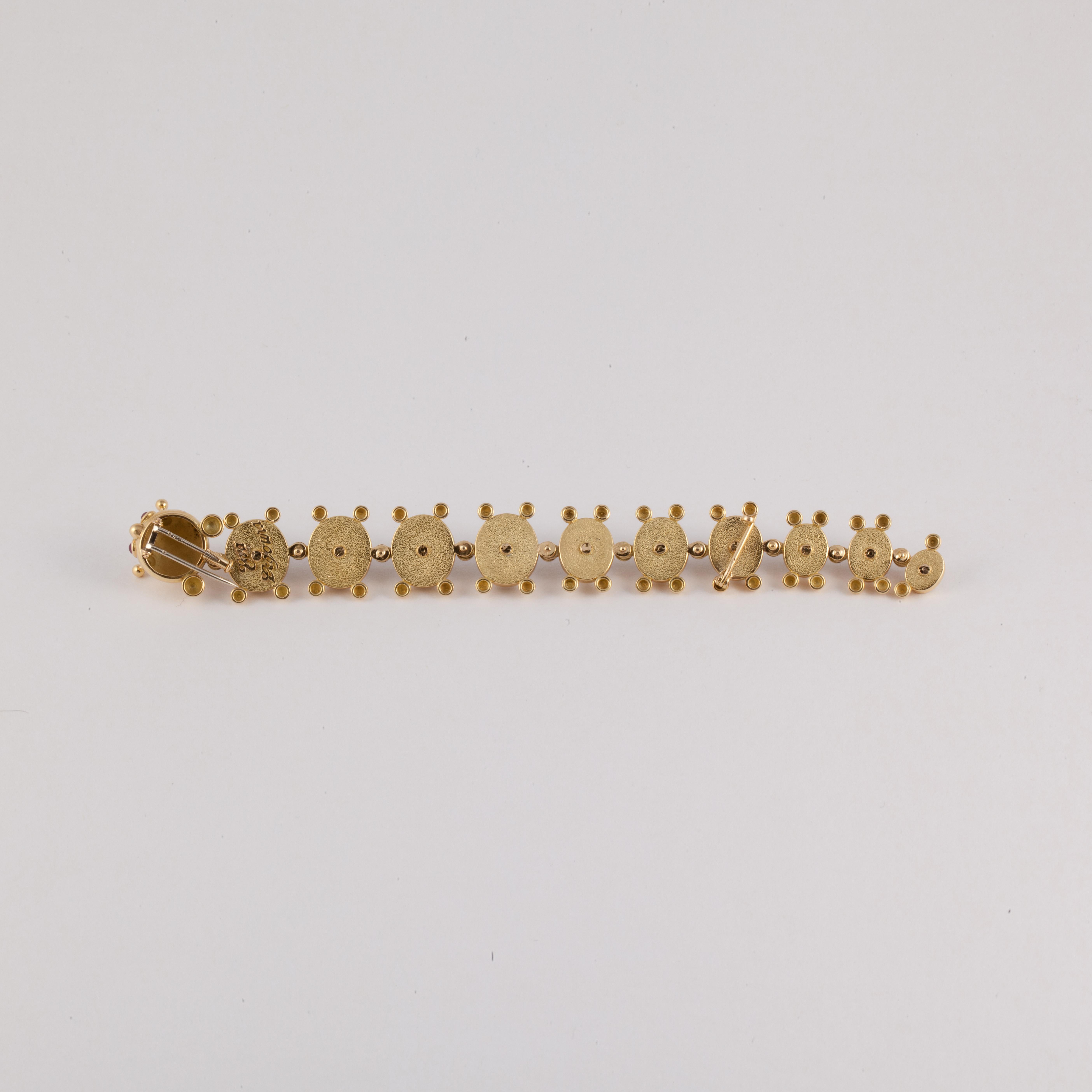 Nachlass Eva Legoura Brosche aus beweglicher Keramik und Rubin Centipede in 18 Karat Gold  (Cabochon) im Angebot