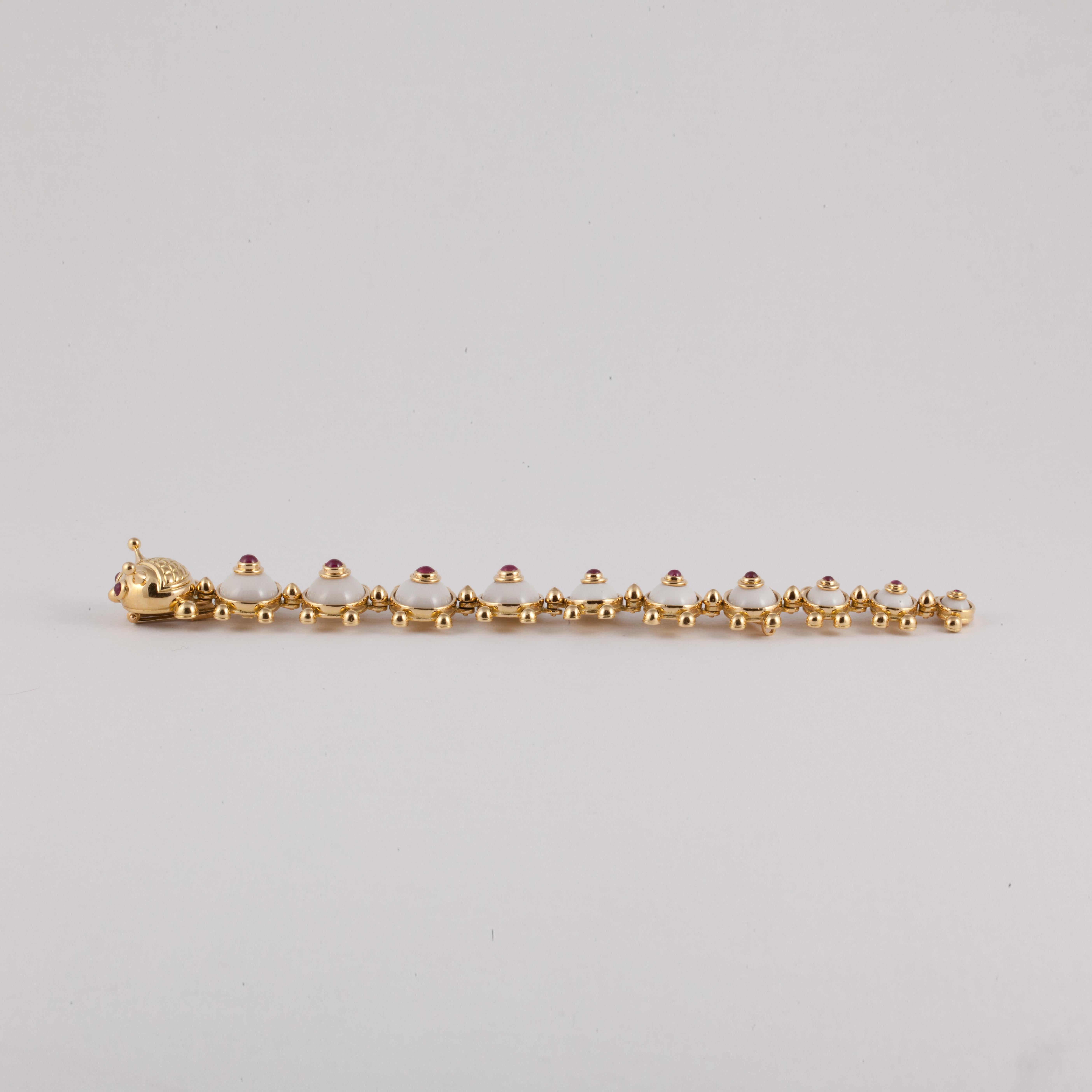 Nachlass Eva Legoura Brosche aus beweglicher Keramik und Rubin Centipede in 18 Karat Gold  im Zustand „Gut“ im Angebot in Houston, TX