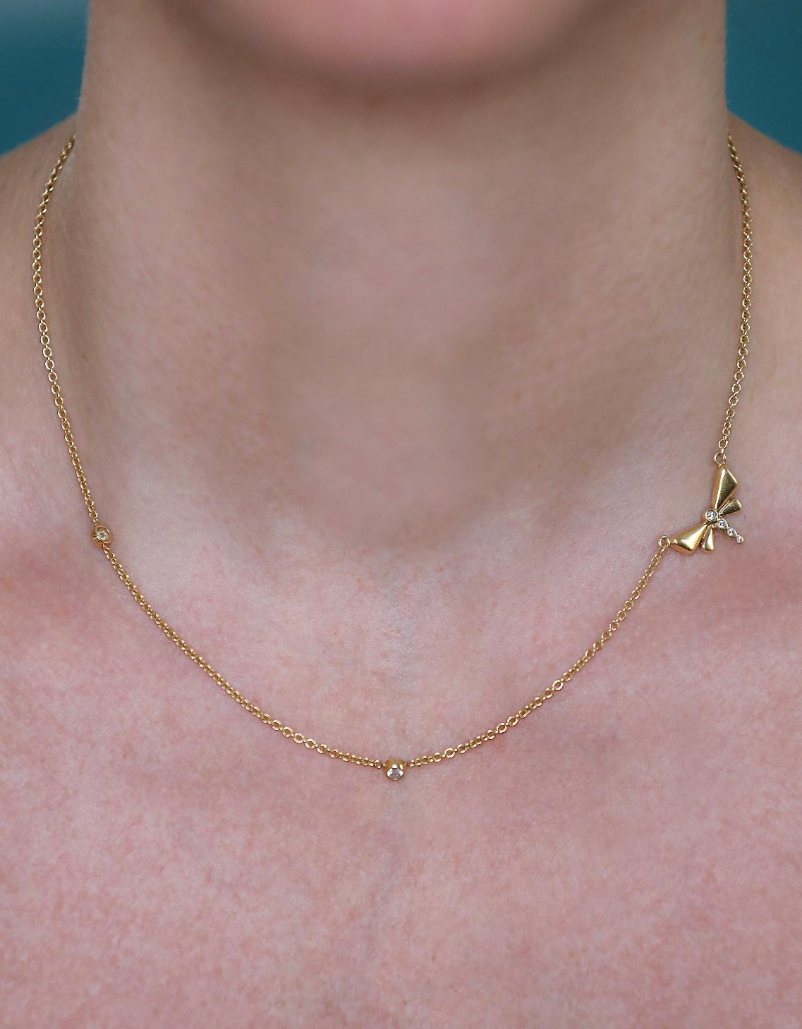 Contemporary Yellow Gold Chain Choker Necklace with Dragonfly and Diamonds For Sale