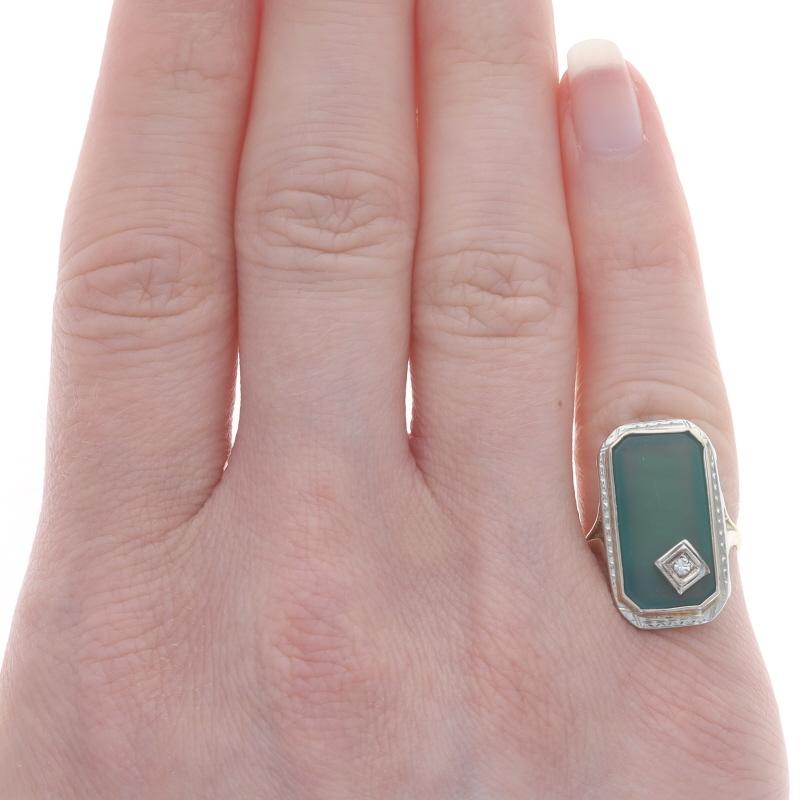 Taille simple Bague Art déco en or jaune 18 carats, calcédoine et diamants, coupe plate et rectangulaire vintage en vente