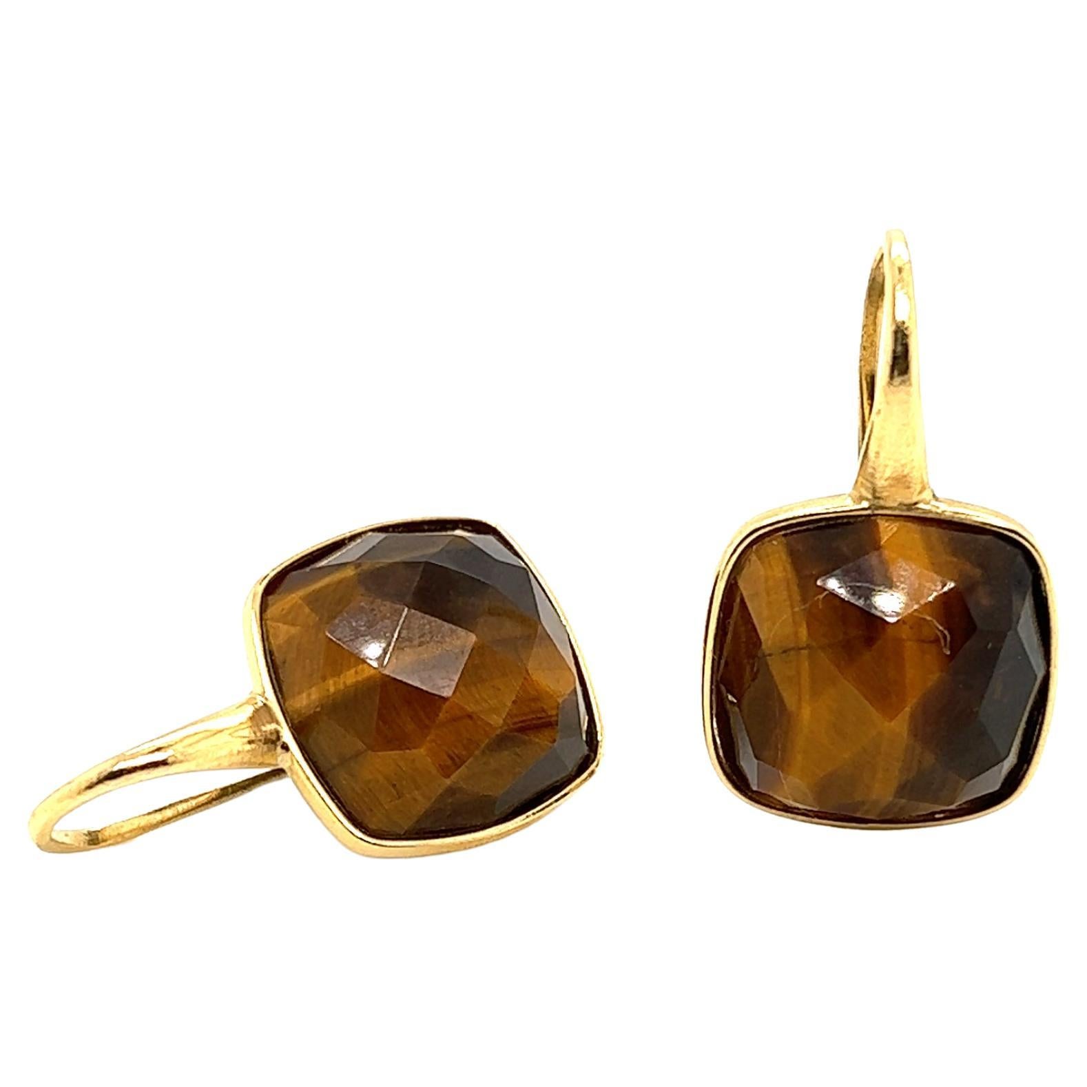 Discover this elegant yellow gold chandelier earring from the French collection of Mesure et Art du Temps. This piece is accompanied by a superb tiger's eye stone, which adds a touch of natural charm to the ensemble.

Measuring 1.5 cm long and 0.7