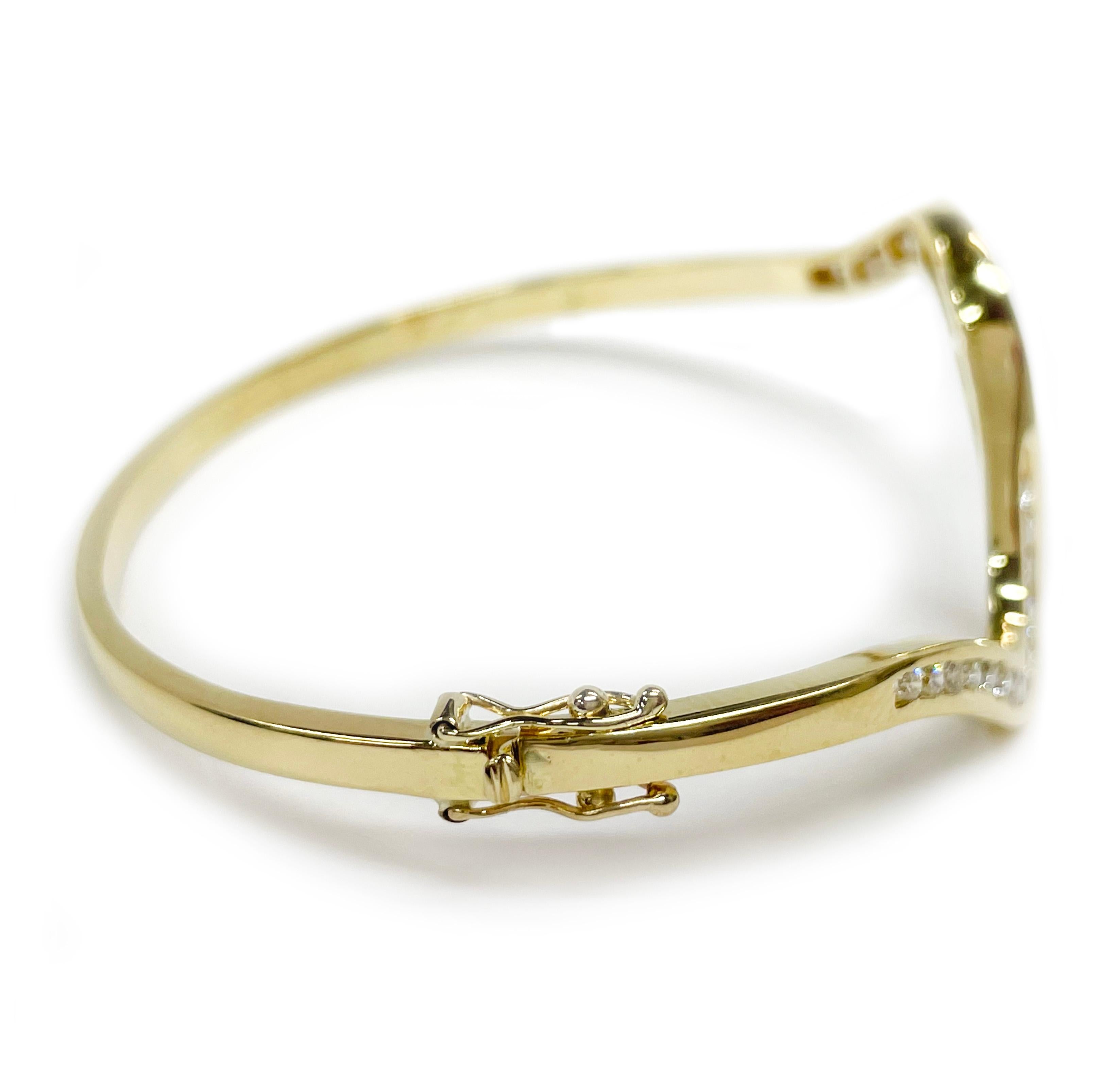 Bracelet à charnière avec diamants en serti clos 18 carats. Vingt-six diamants ronds sont sertis en canal sur le devant de ce bracelet à charnière. Le bracelet présente une finition générale lisse et brillante. Les diamants sont de pureté SI1-SI2