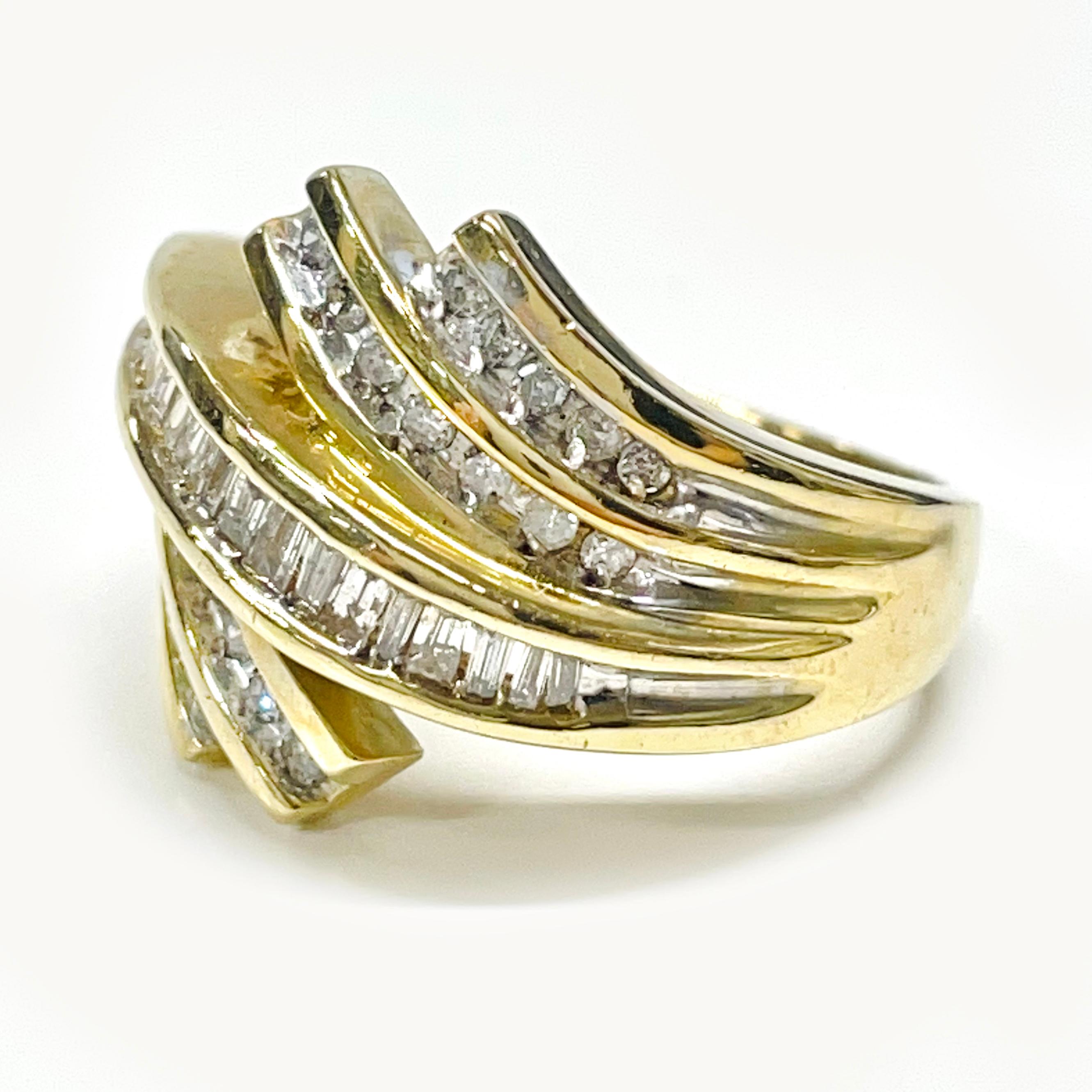 10 Karat Gelbgold Diamantring. Dieser schöne Ring enthält sowohl Baguette- als auch runde Diamanten in Kanalfassung. Die Bänder aus Diamanten sorgen für eine Schichtung von funkelndem Schimmer. In der mittleren Schleife sind achtzehn