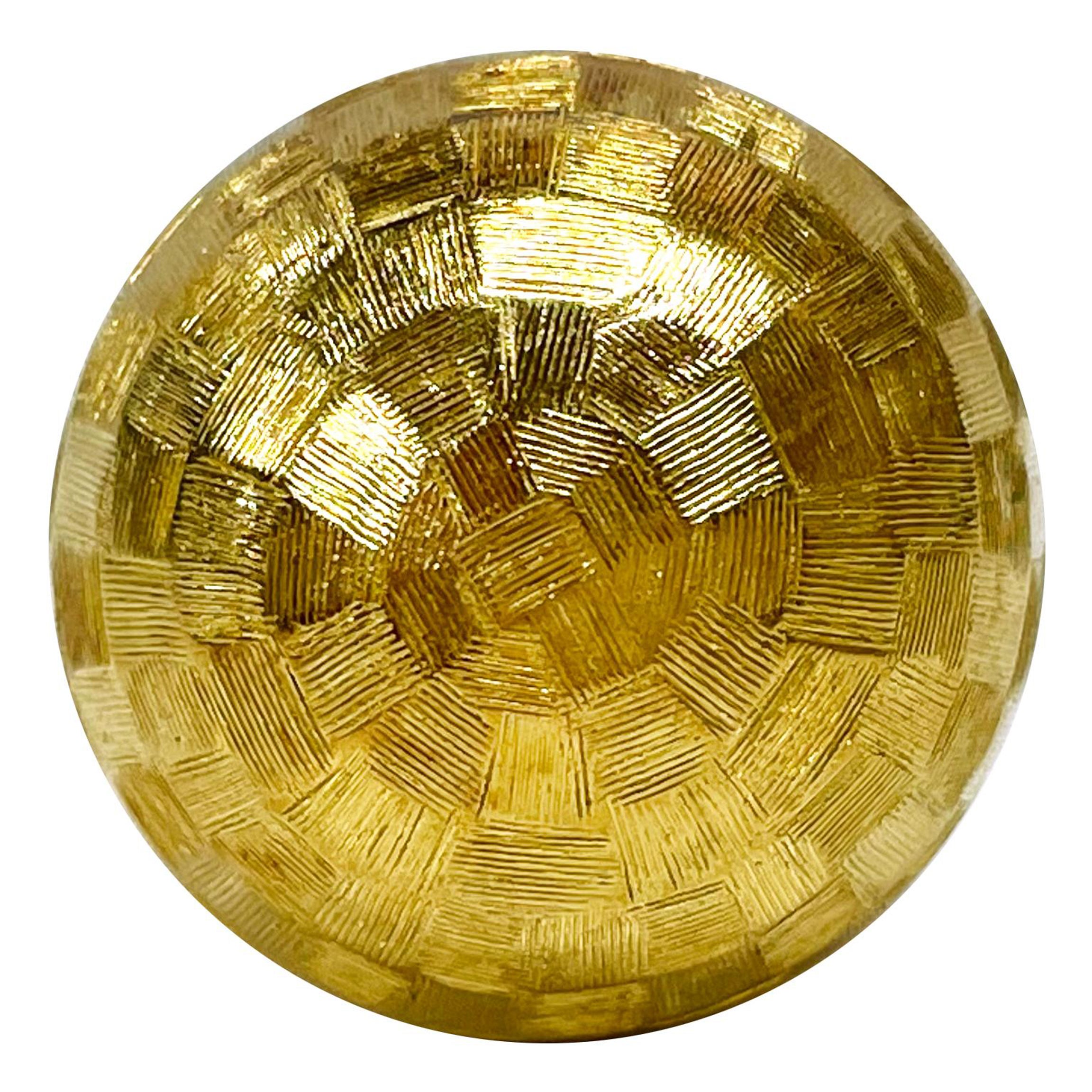 Anello a cupola con motivo a scacchiera in oro giallo Gena Rowlands. in vendita