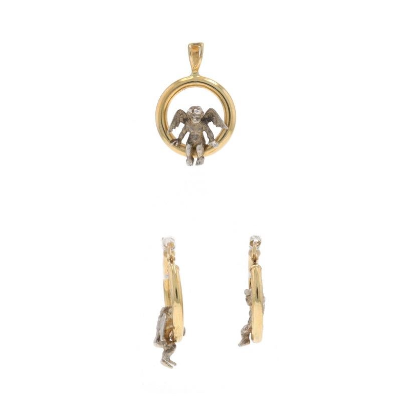 Metall Inhalt: 14k Gelbgold & Sterling Silber

Stil: Ohrringe & Anhänger Set
Verschlusstyp: Schnappverschlüsse
Thema: Cherub Trio, Schutzengel

Messungen

Artikel 1: Sitzender Cherub-Ohrring
Hoch: 23/32