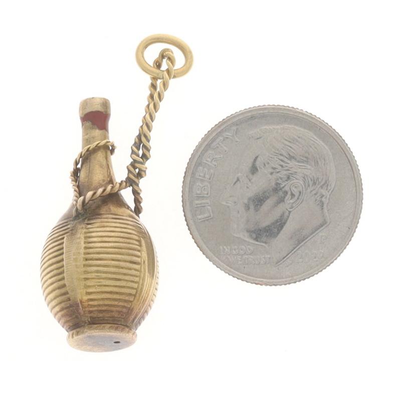 Yellow Gold Chianti Wine Bottle Charm - 18k Vino Tuscany Italy Sommelier Pendant In Good Condition For Sale In Greensboro, NC