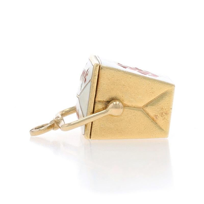 Contenu du métal : Or jaune 14k

Informations sur les matériaux
Émail
Couleur : Whiting et rouge

Thème : Boîte à emporter de nourriture chinoise
Caractéristiques : La poignée bouge

Mesures
Grandeur (à partir de l'anse déployée) : 23/32
