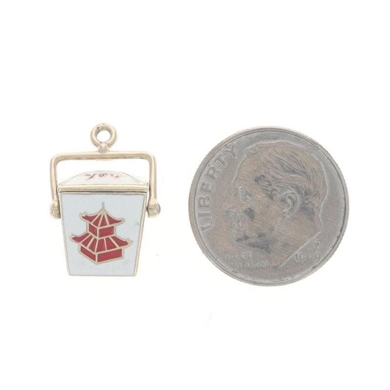 Breloque chinoise de sortie de boîtes d'aliments en or jaune 14 carats, mouvements en émail blanc et rouge Pour femmes en vente