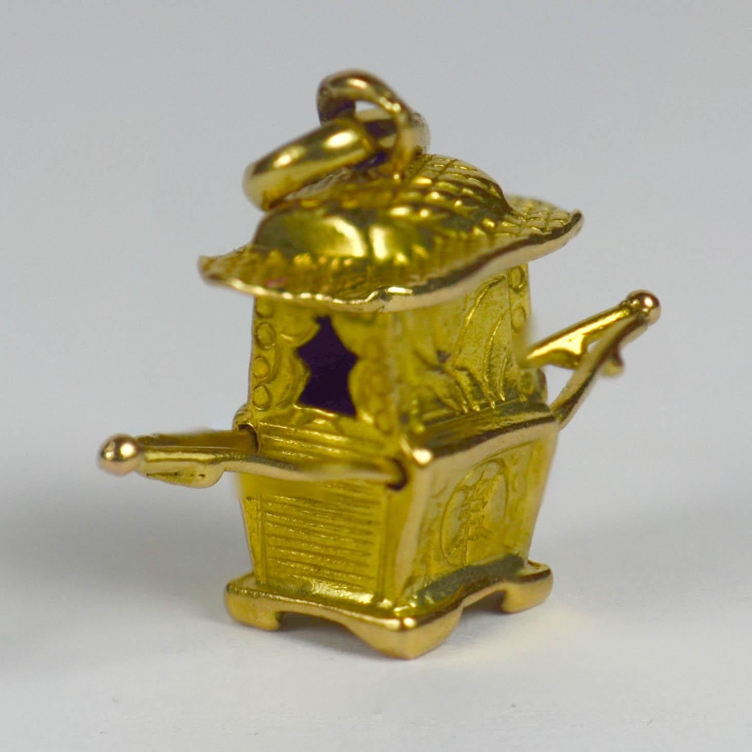 An 18 karat yellow gold charm pendant designed as a sedan chair engraved with Chinese symbols. Stamped with the French import mark for 18 karat gold, and marked WH 06 to the base.

Dimensions: 1.8 x 2.2 x 0.7 cm
Weight: 1.79 grams