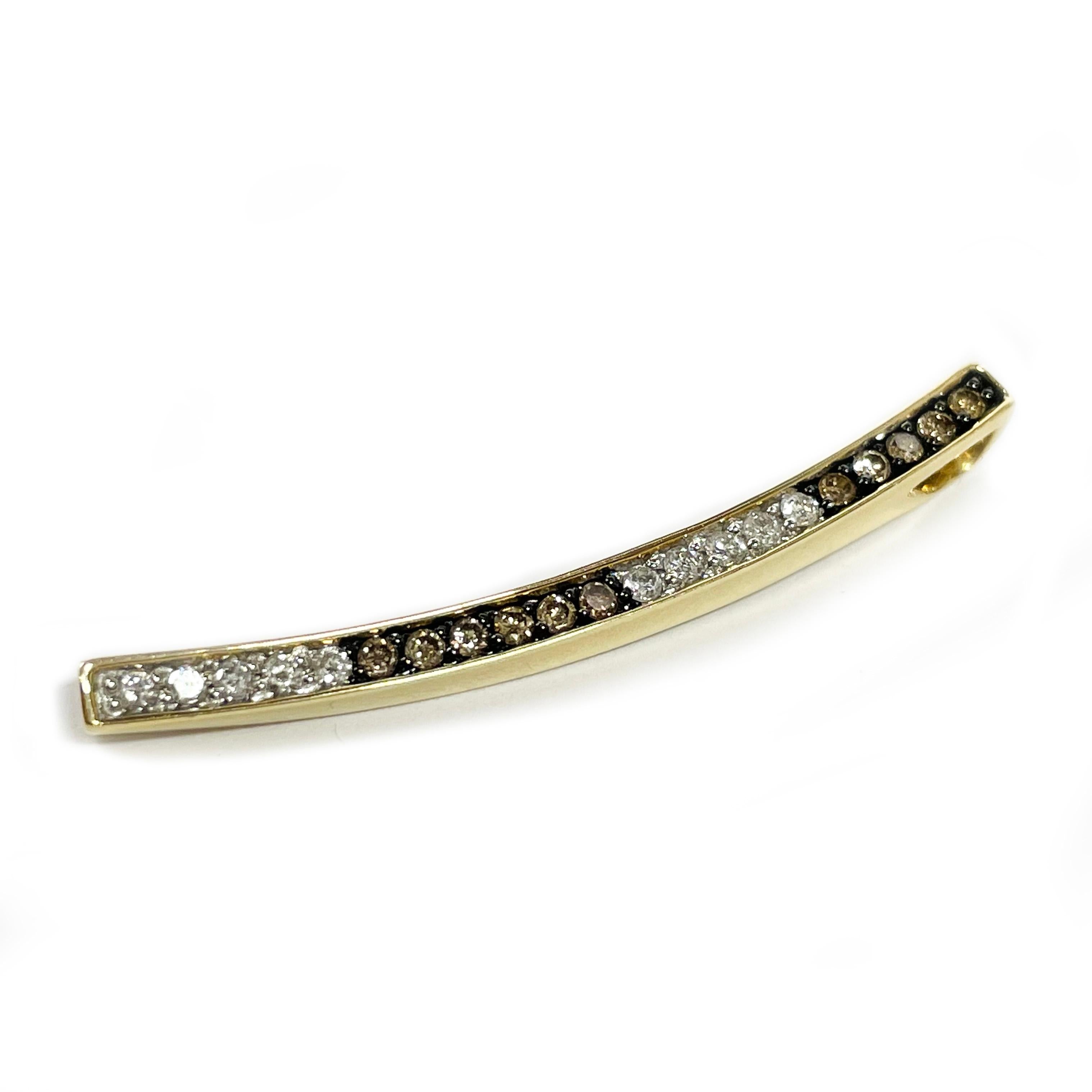 Pendentif en or jaune 14 carats avec barre de diamants. Le pendentif comporte dix diamants blancs de 1,7 mm d'un poids total en carats de 0,20 ctw et onze diamants chocolat d'un poids total en carats de 0,25 ctw. Tous les diamants sont sertis dans