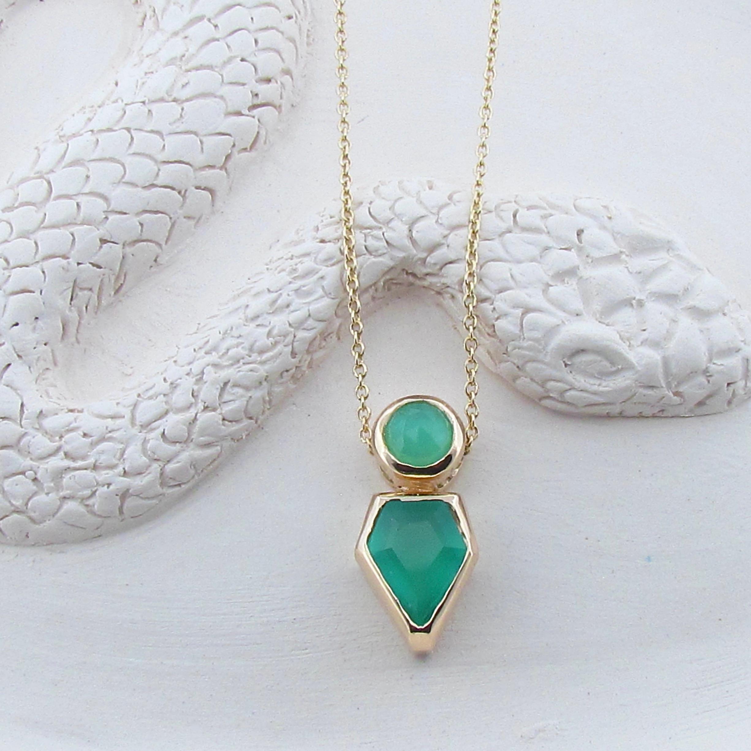 Dieser Anhänger aus massivem 9-karätigem Gold ist mit einem leuchtend grünen Stein besetzt.  Drachenförmiger Onyx und ein runder Chrysopras im Rosenschliff. Die mittleren und hellen Grüntöne ergänzen sich gegenseitig und ziehen die Blicke auf sich,