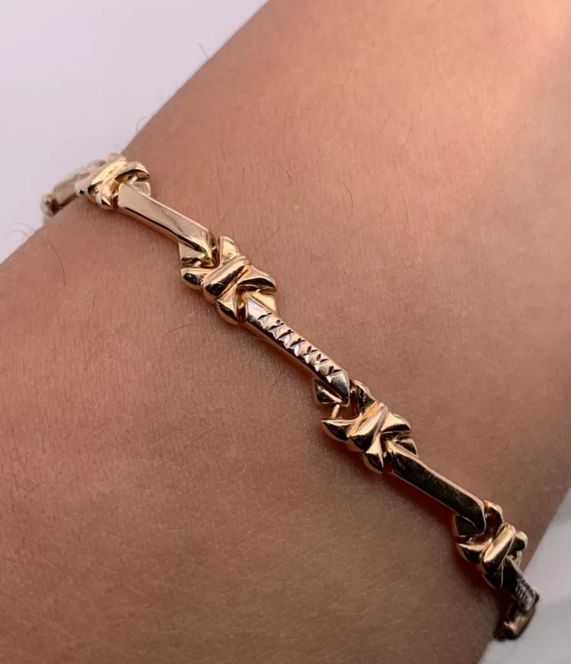 Élevez votre style avec ce bracelet exquis en or jaune 14k. Ce bracelet en chaîne massive à maillons cubains est parfait pour ajouter une touche de luxe à n'importe quelle tenue. Fabriqué en or jaune 14ct de haute qualité, ce bracelet est une pièce