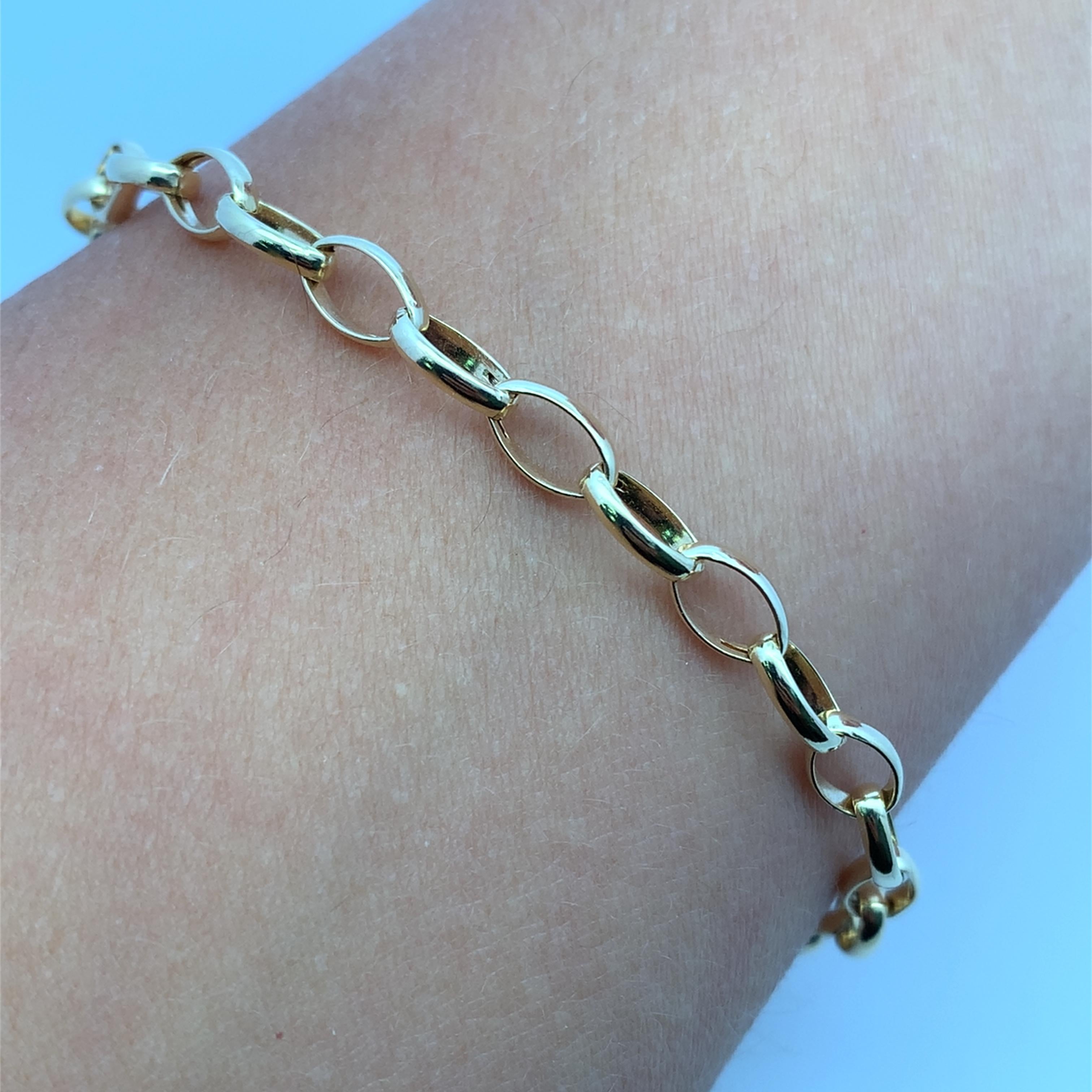 Eleva tu estilo con este lujoso collar de cadena de oro de 9 ct. Elaborada por expertos, esta pieza presenta eslabones interconectados a la perfección, creando un diseño fluido y elegante. El radiante acabado dorado añade un toque de sofisticación,