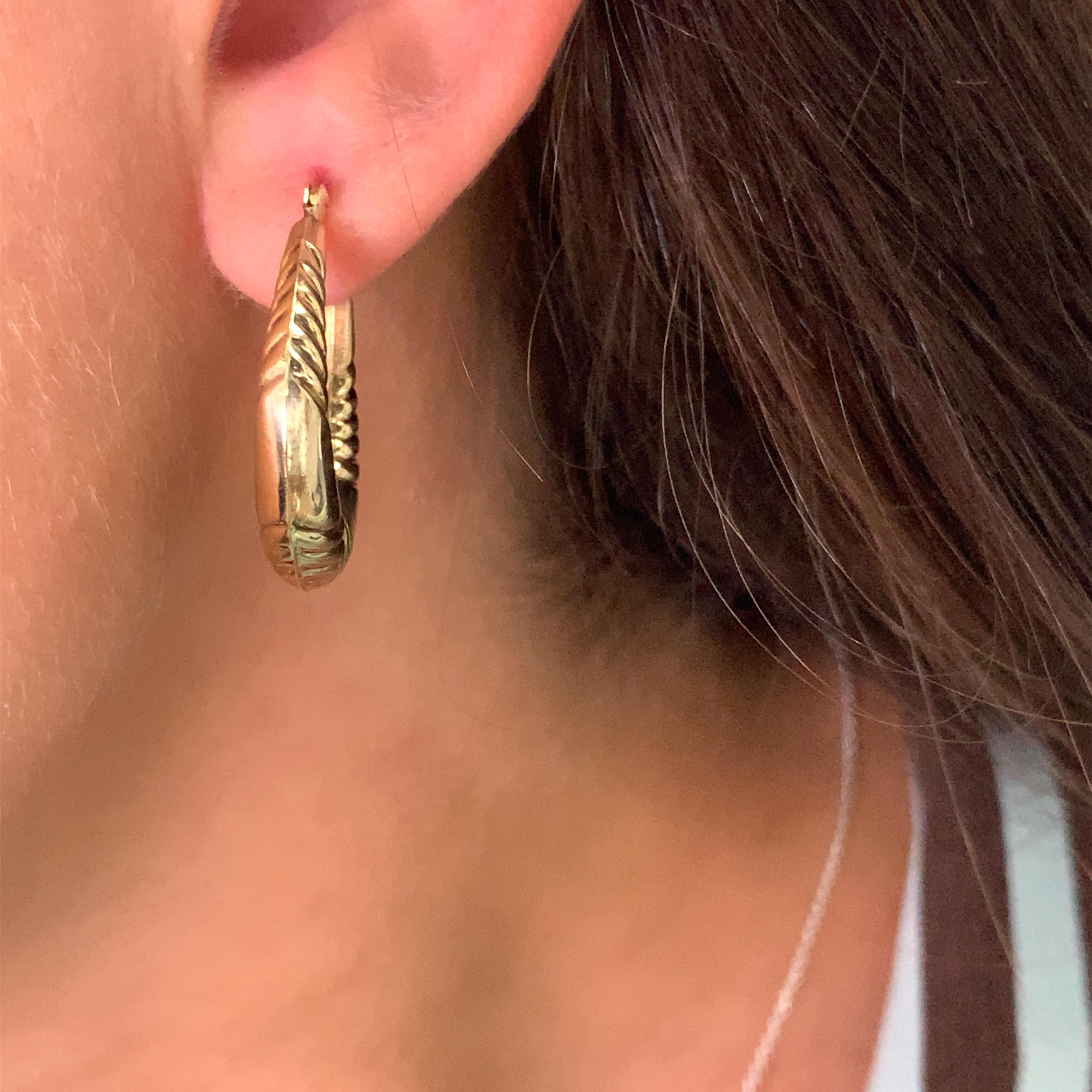 
Aggiungi un tocco di fascino vintage alla tua collezione di gioielli con questi splendidi orecchini a cerchio piccoli e antichi in oro giallo 9ct. Gli orecchini hanno un design classico a cerchio, perfetto per essere indossato tutti i giorni.