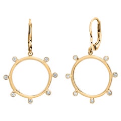 Pendientes de oro amarillo con diamantes en bisel de 0,95 pulgadas de ancho y 0,28 quilates de 1,5 pulgadas