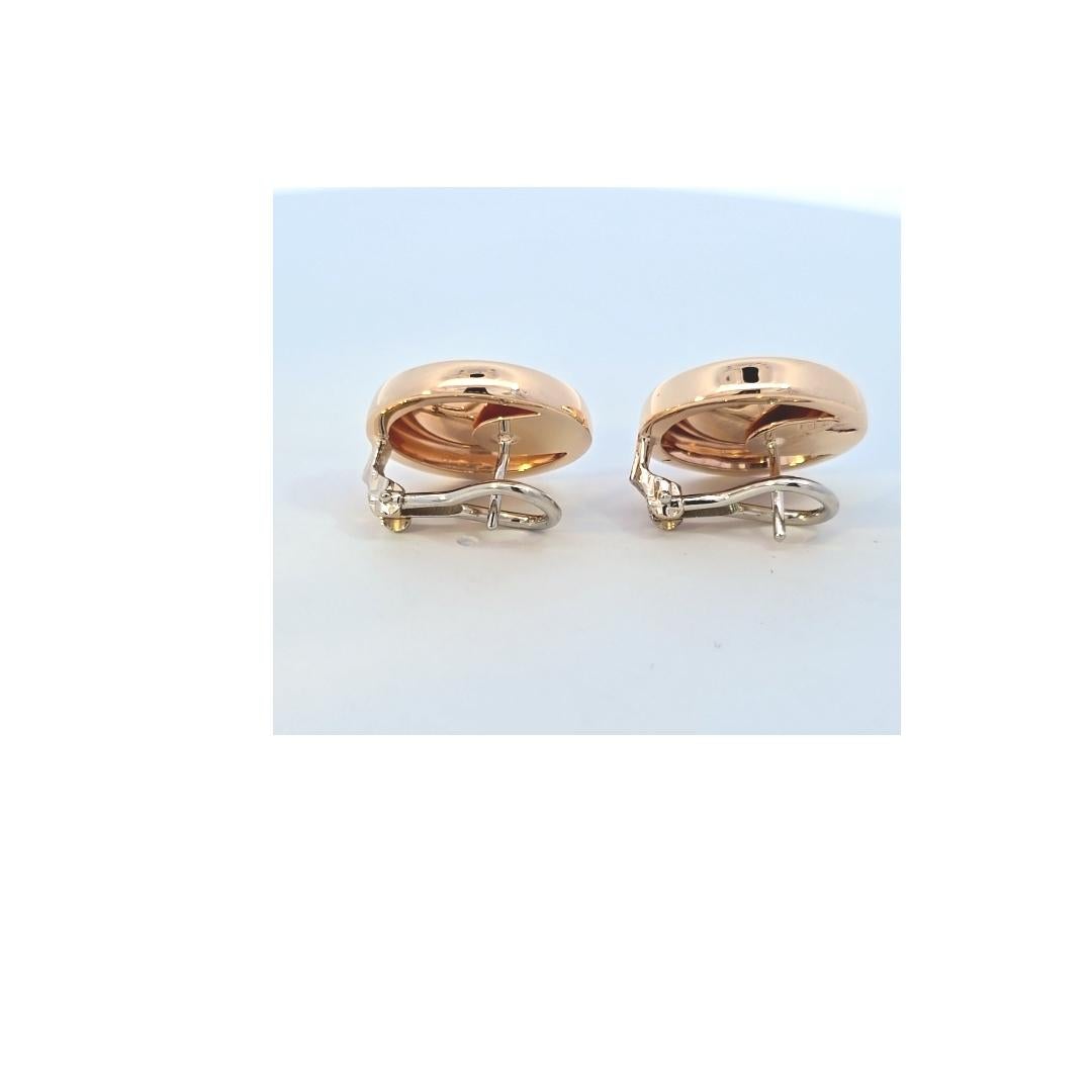 Magnifiques boucles d'oreilles de style disque en or jaune 14 carats, très bien polies, avec dos en oméga. 