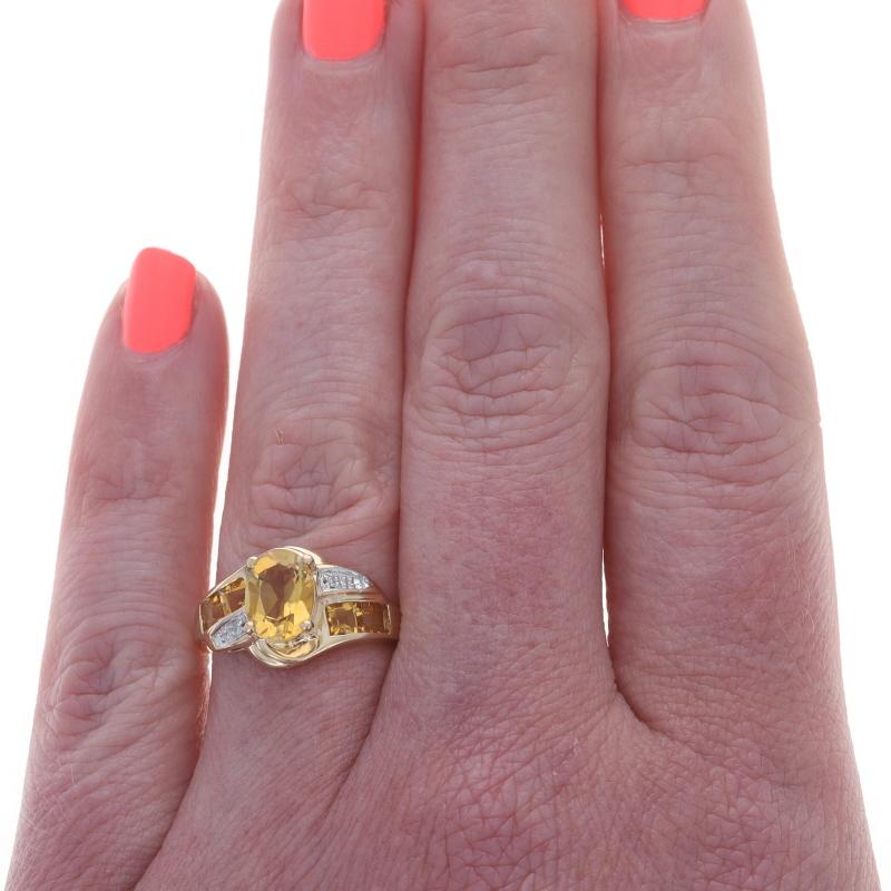 Taille ovale Bague bypass en or jaune avec citrine et diamant - 10k Oval 3.71ctw en vente