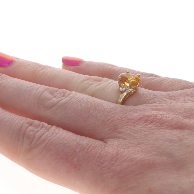 Bague bypass en or jaune avec citrine et diamant - 14k Oval 1.87ctw Pour femmes en vente