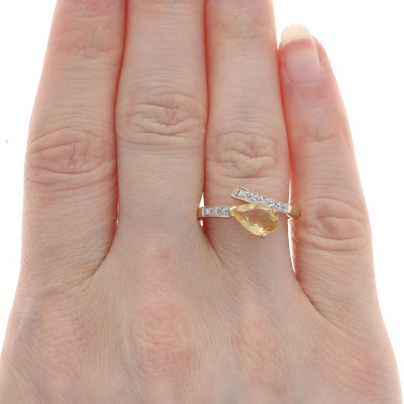 Taille poire Bague bypass en or jaune avec citrine et diamant - 18k Pear .77ctw en vente