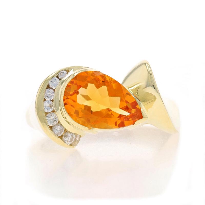 Taille : 10
Frais de taille : Up&Up pour 50 $ ou Down 1 1/2 pour 30 $.

Contenu du métal : Or jaune 18k

Informations sur les pierres

Citrine Naturelle
Traitement : Chauffage
Carat(s) : 2.25ct
Coupe : Poire
Couleur : Orange

Diamants