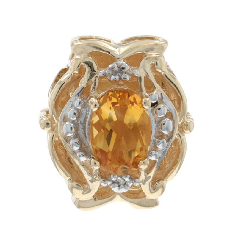 Design :  charme à glissière

Contenu métallique : Or jaune 14k et or blanc 14k

Informations sur les pierres

Citrine Naturelle
Traitement : Chauffage
Carat(s) : .85ct
Coupe : Ovale

Diamants naturels
Carat(s) : (2) petit
Coupe : Simple

Total des