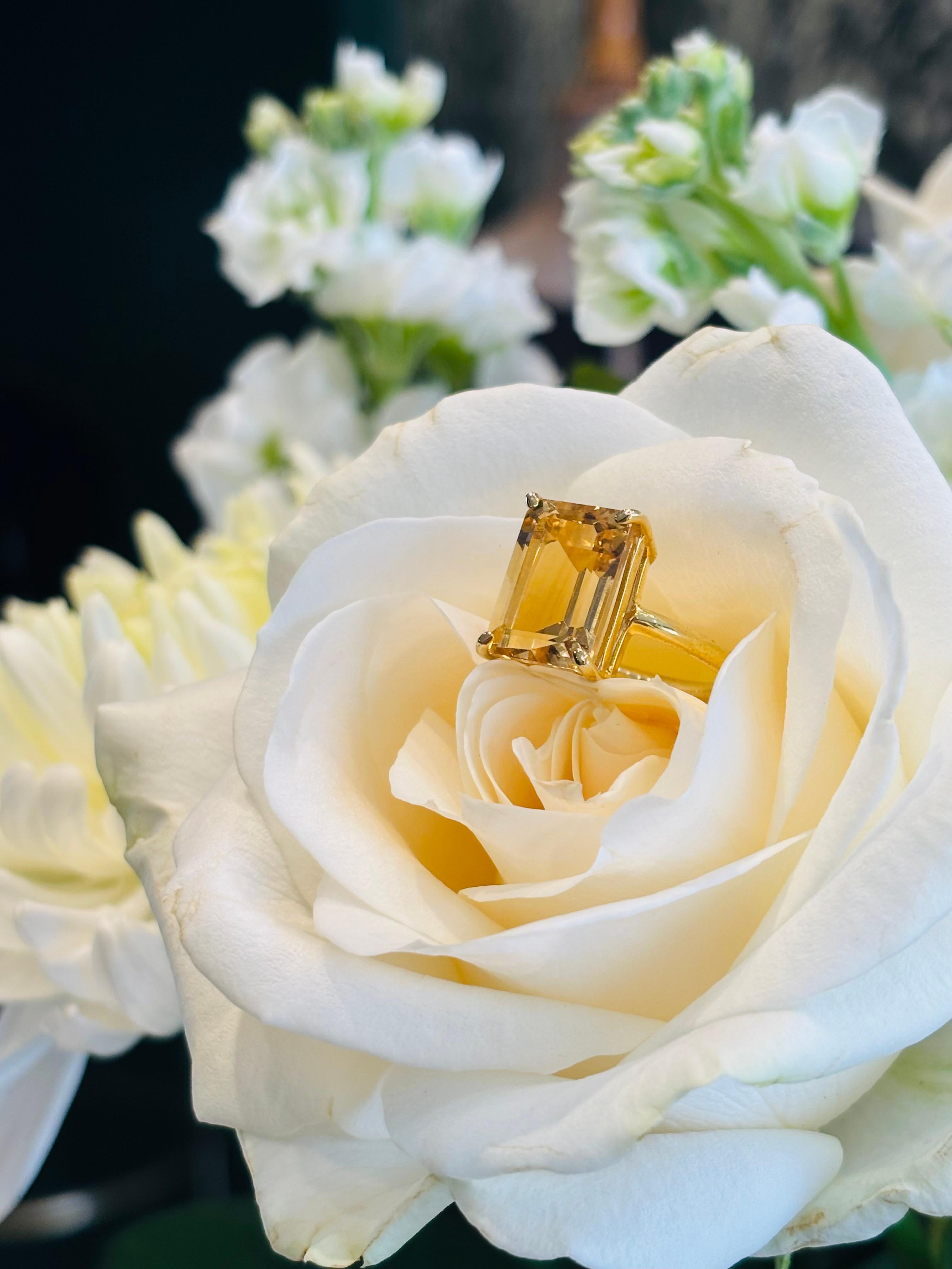 Anillo de oro amarillo con citrino Corte baguette en venta