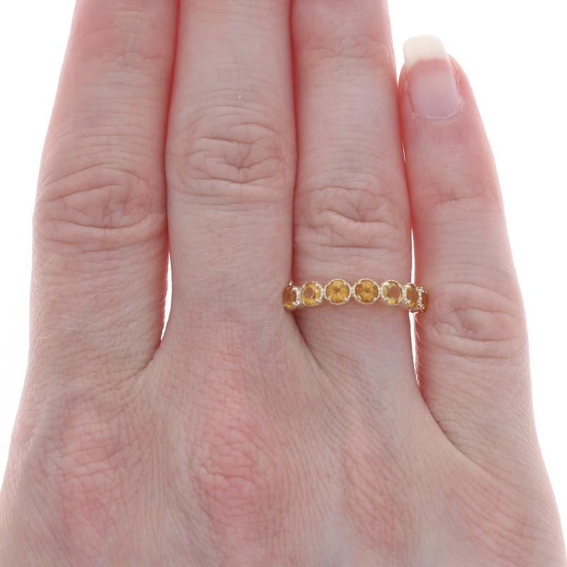 Taille ronde Bandeau en or jaune à sept pierres en citrine - 14k Round .70ctw Quatrefoil Ring en vente